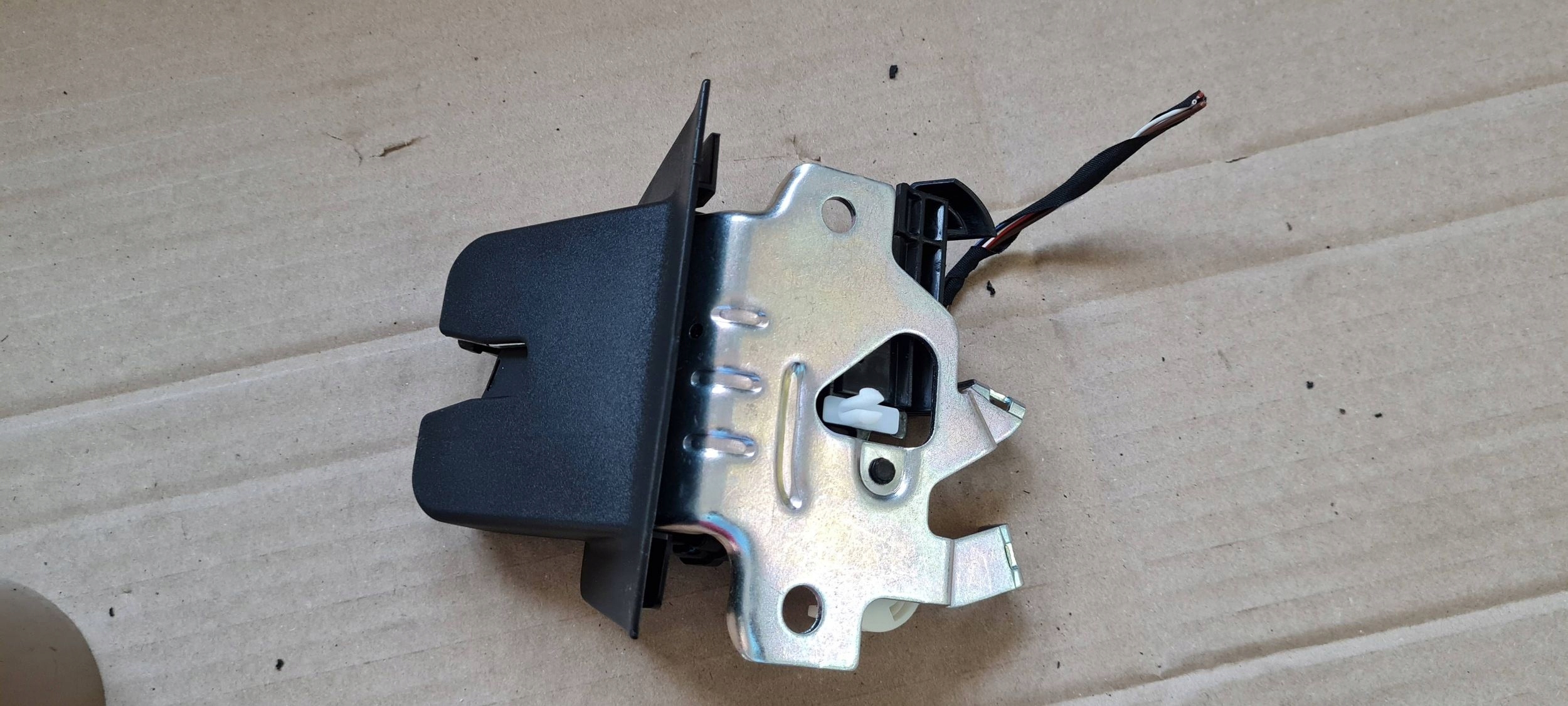 S3 8Y A3 lock bonnet boot rear part SPORTBACK 8W9827505C