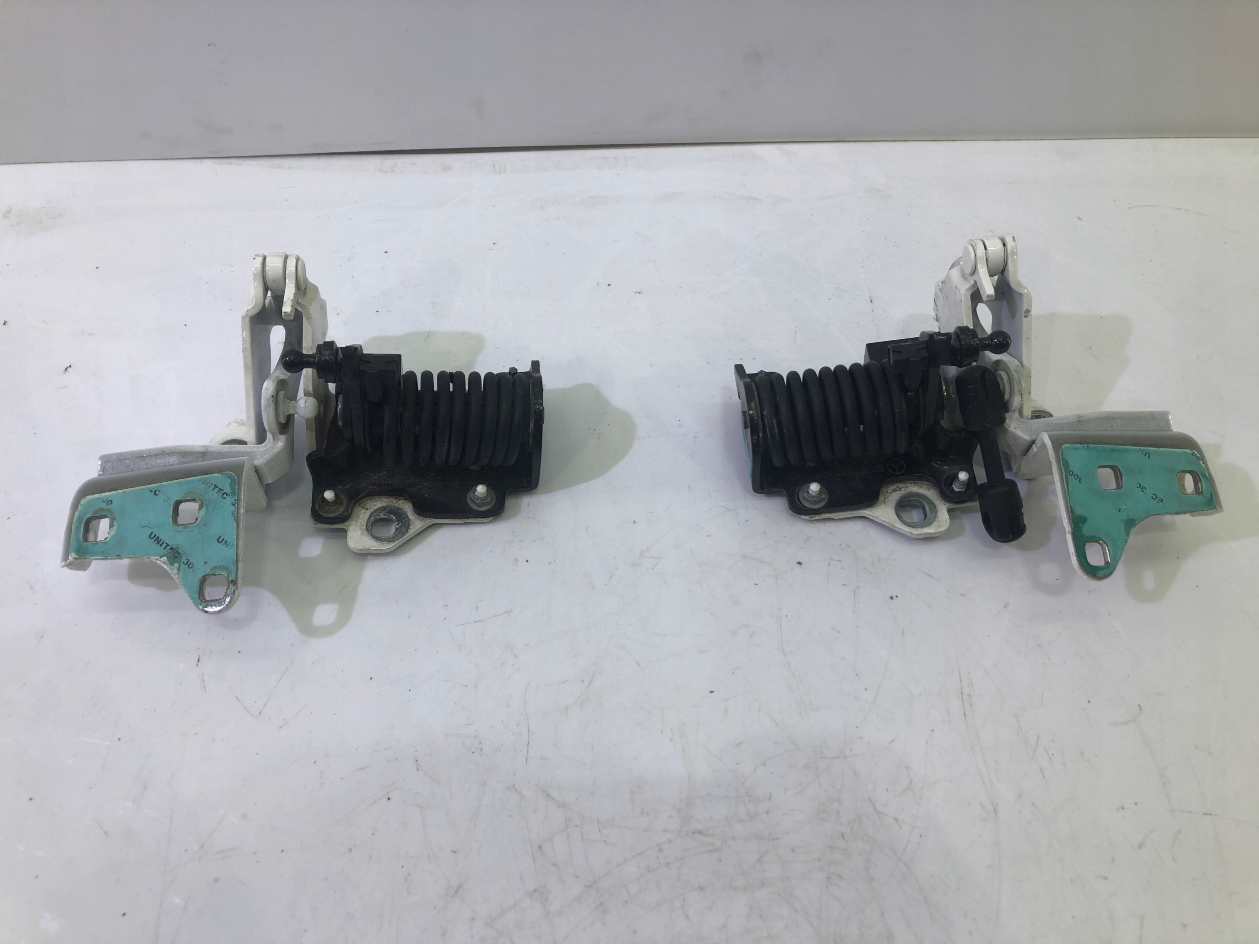 A2387501500 A2387501600 - MERCEDES W238 петлі задніх дверей в зборі