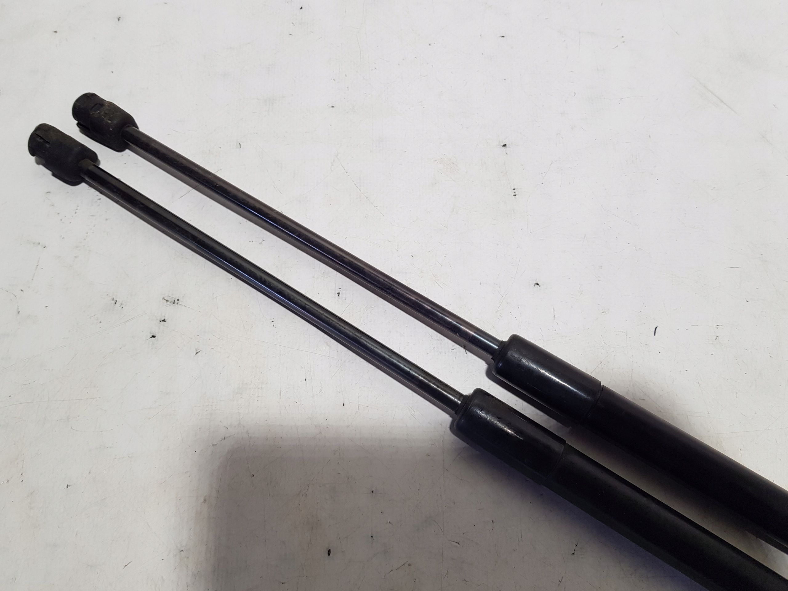 MERCEDES W207 SILOWNIKI bonnets KOMPLET 2079800564