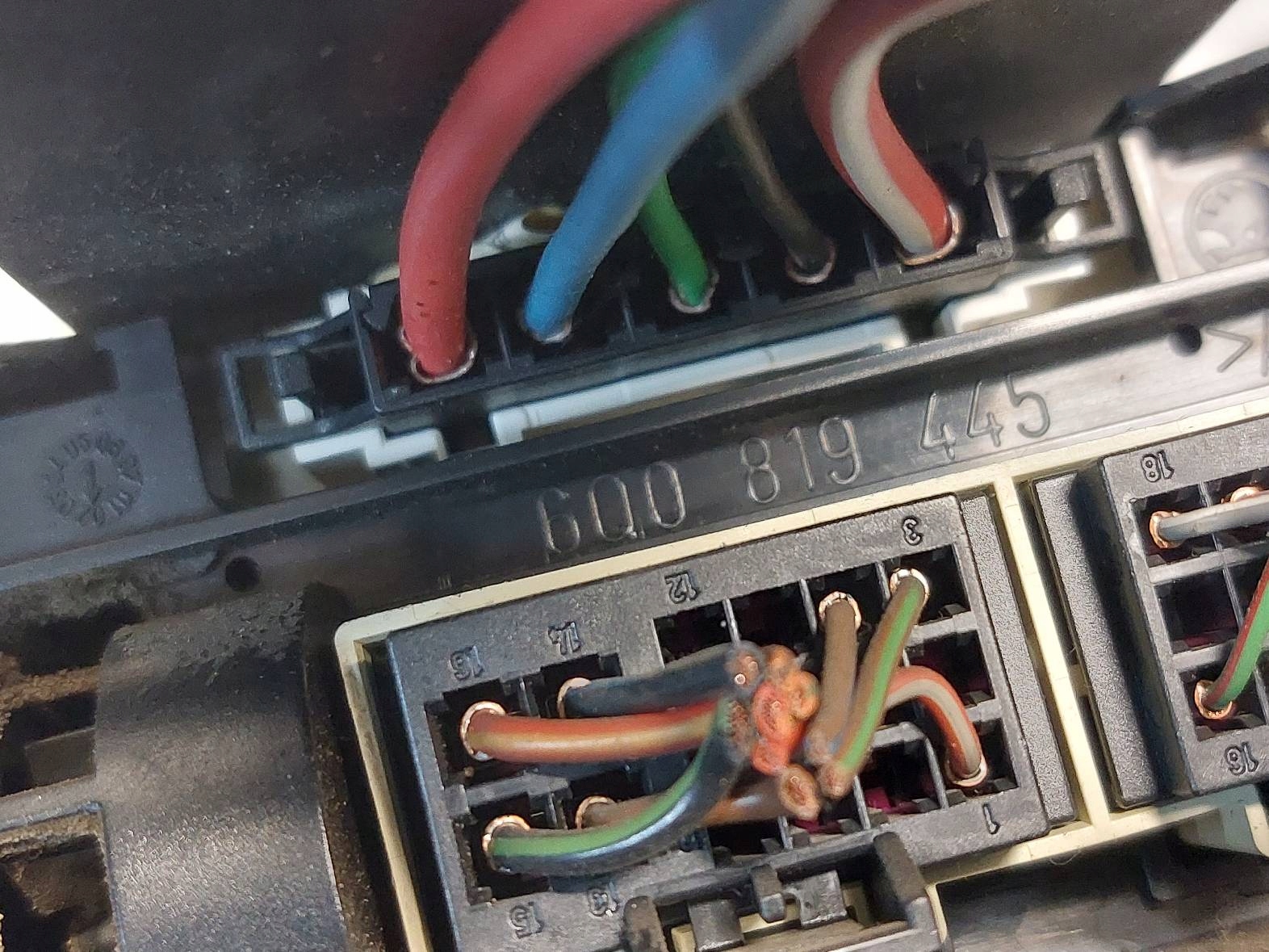 RAMKA KONSOLI ŚRODKOWEJ + UCHWYT NA KUBEK POLO IV Typ samochodu Samochody osobowe