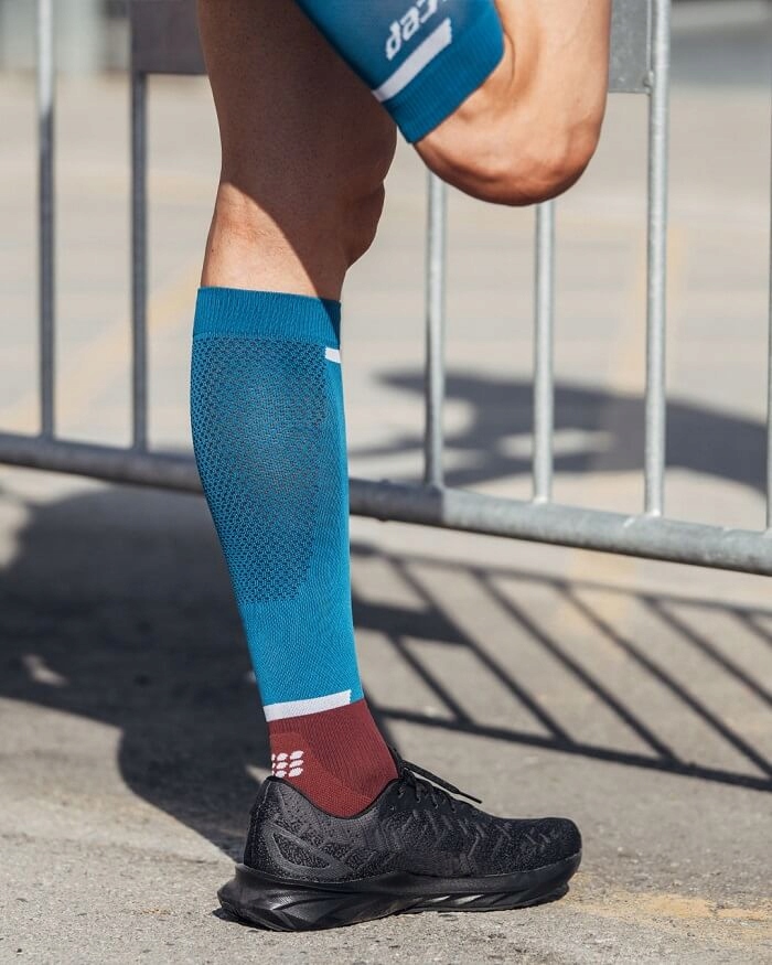 CEP Skarpety kompresyjne The Run 4.0 czarne r. IV Fason podkolanówki