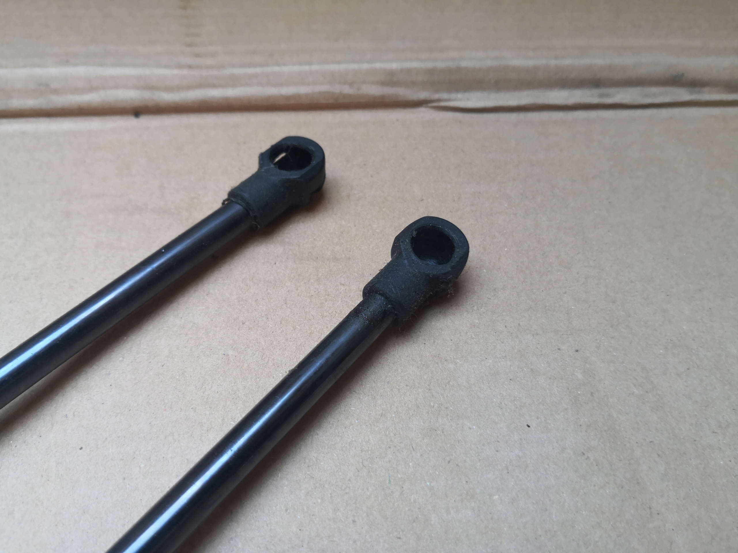 SILOWNIKI bonnets left right BMW 1 E87 7118370