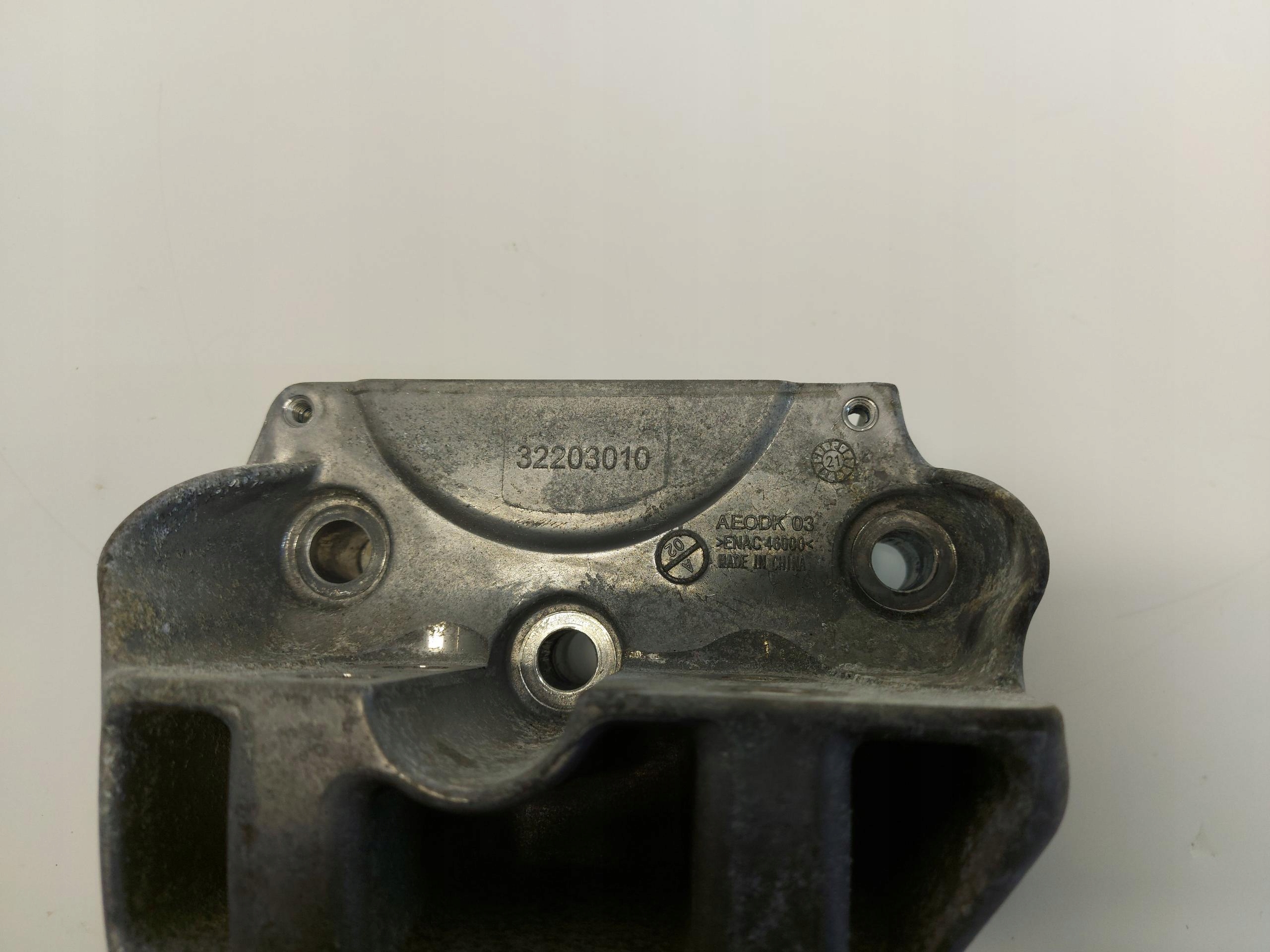 Volvo XC40 T5 EH engine mount right 32203010
