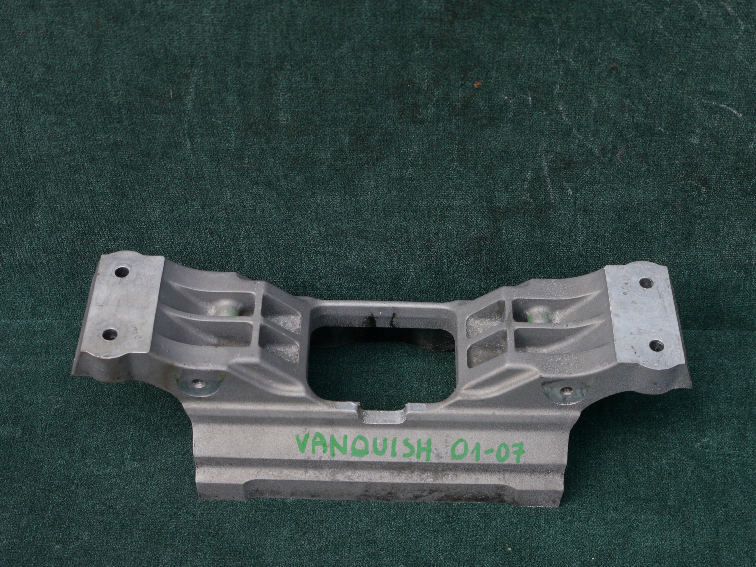 подпорка sruby ASTON MARTIN ПОБЕЖДАТЬ 2001-2007r