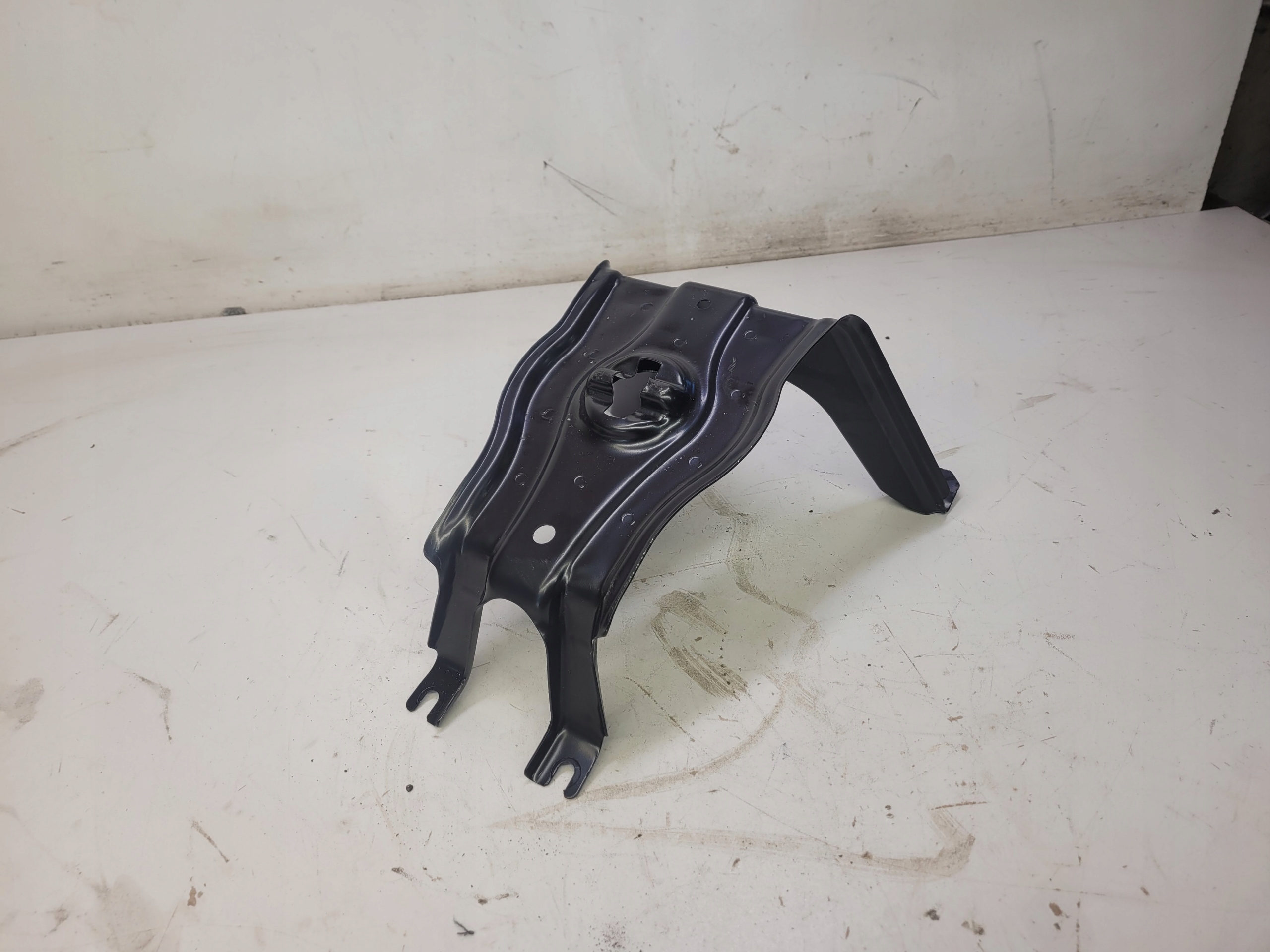 SUPPORT PLAQUE ROUES DE LA ROUE DE SECOURS AUDI A4 B9 A5 8W0802715A