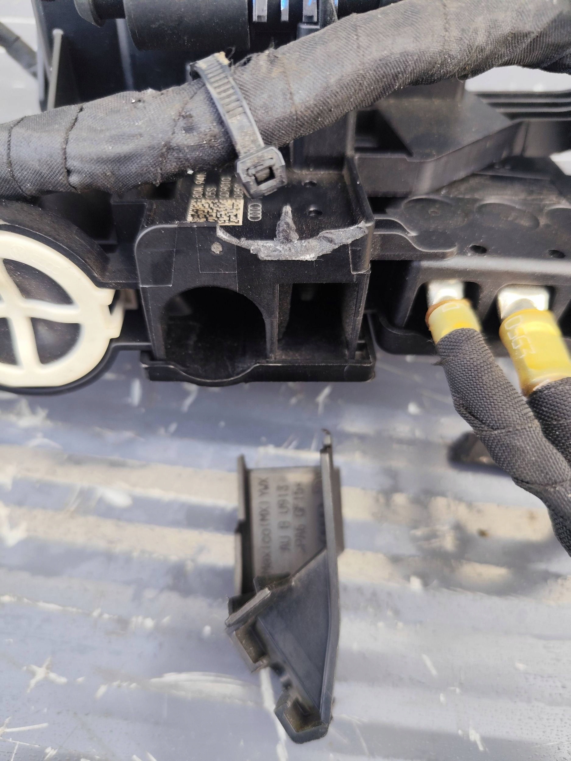 AUDI Q5 80A ROZDZIELACZ PRADU compartment 80A941823A