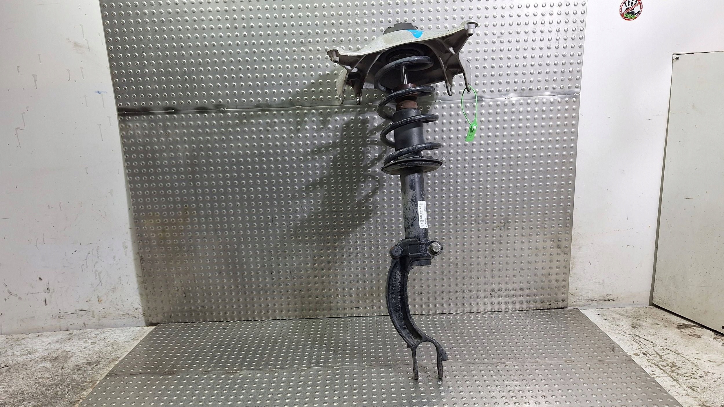 shock absorber left front 8K0413031CB 8K0031CB AUDI A4 B8 A5 8T 2.7 3.0 TDI