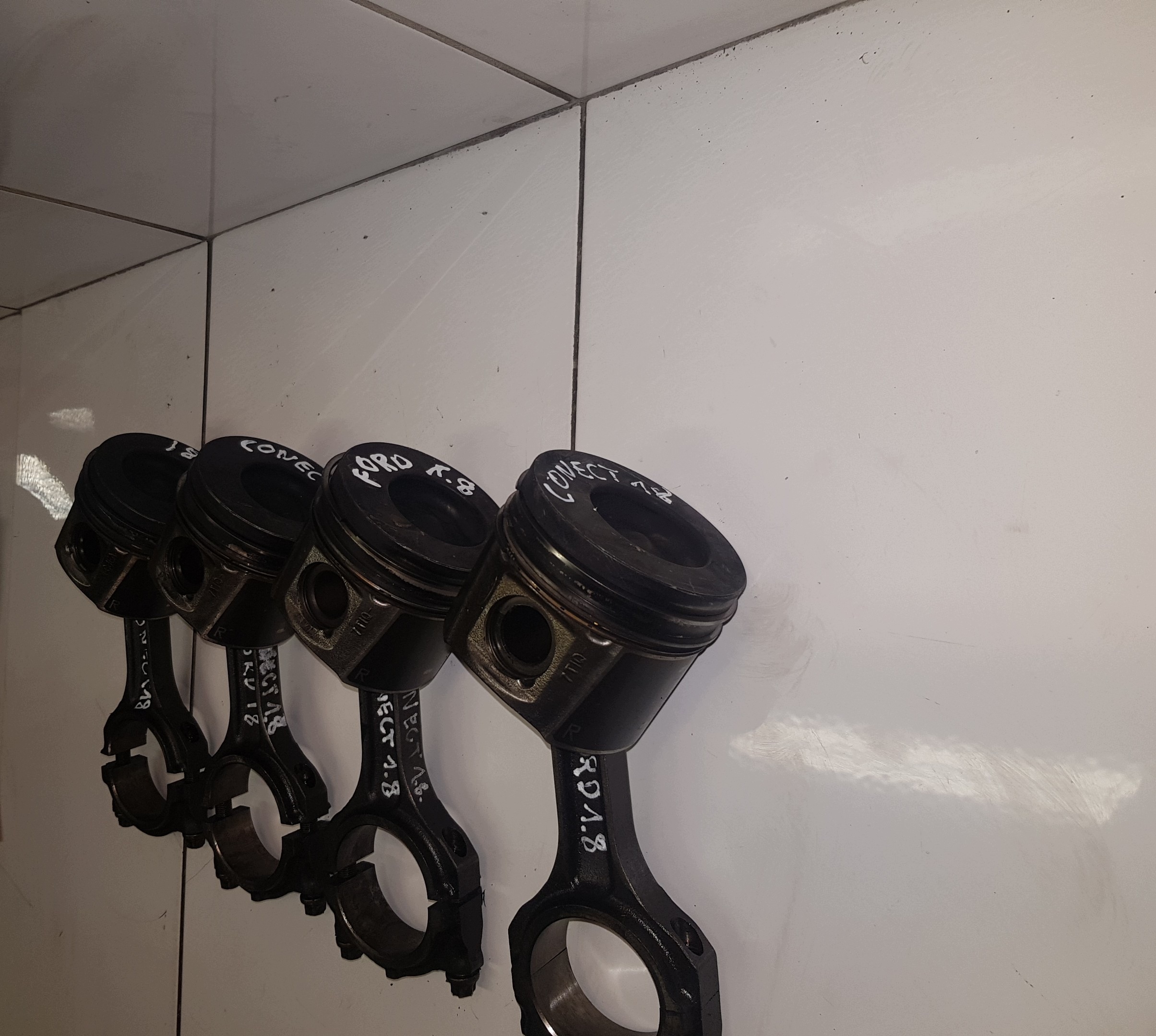 FORD CONNECT FOCUS MK2 1.8 16V piston pistons connecting rod