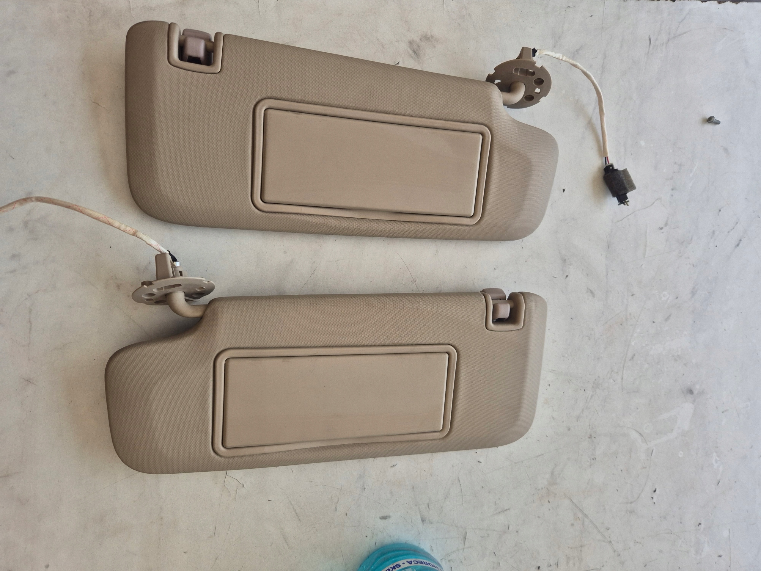 PRAWY DASZEK PRZECIWSŁONECZNY BEŻOWY KIEROWCY OPEL INSIGNIA A EUROPA