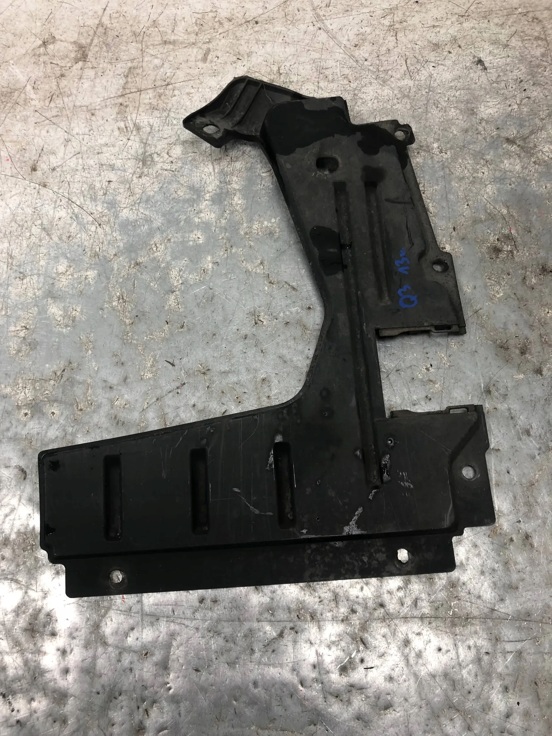 cover chassis right rear part AUDI Q3 8U 8U0825216B
