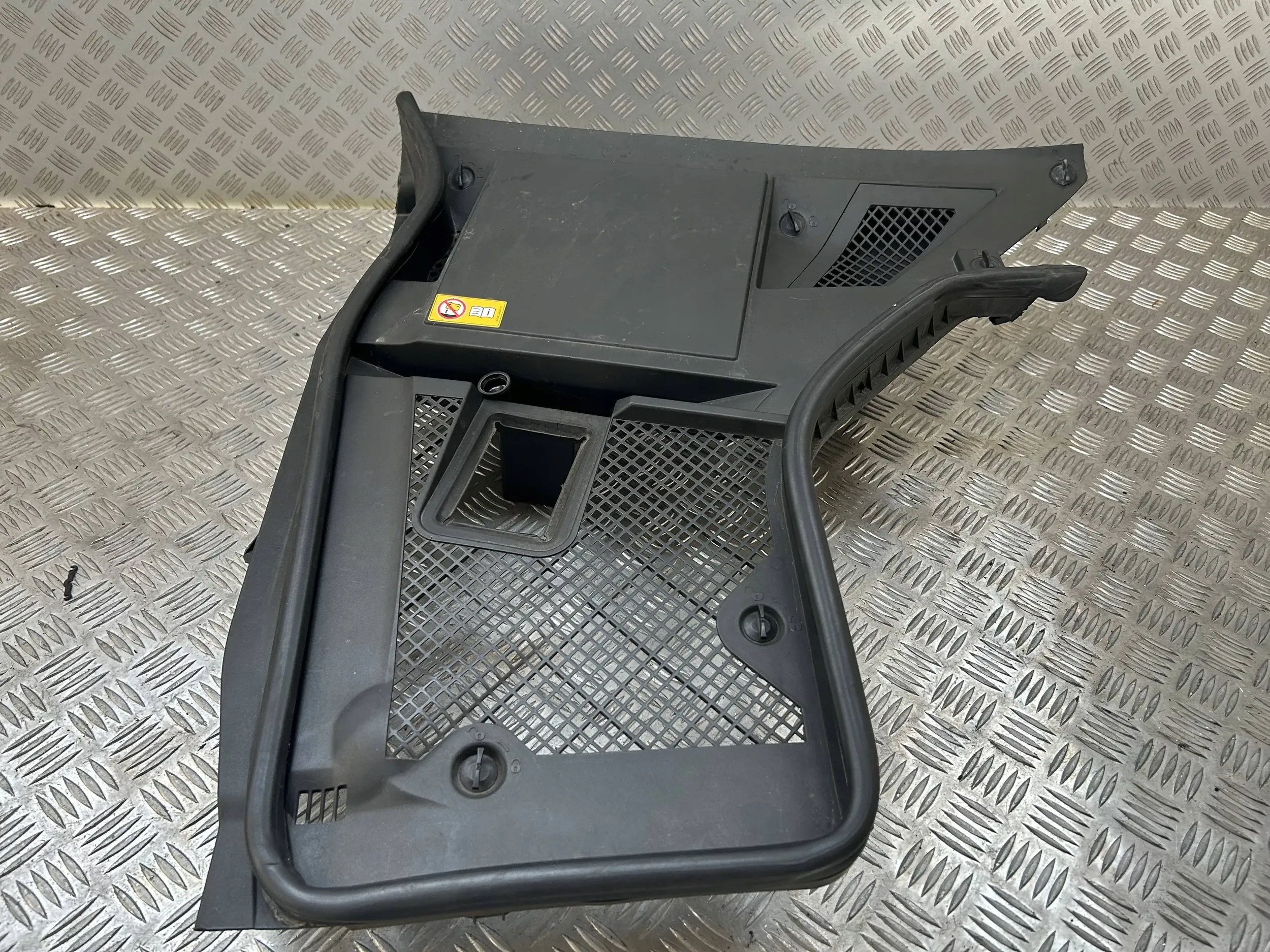 PODSZYBIE PLASTIKOWE PRAWE MERCEDES W205 A2058300603