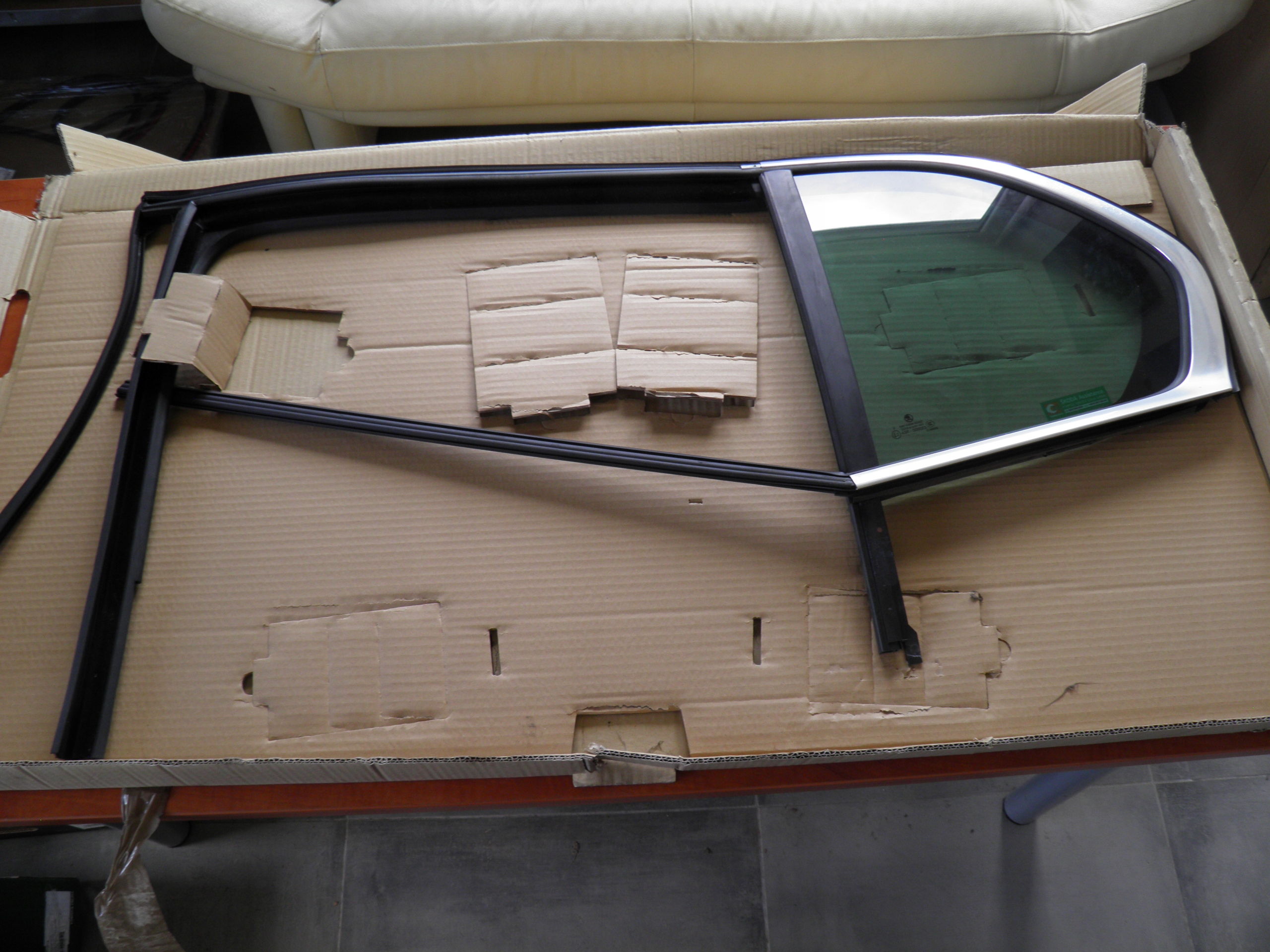 SZYBA TRÓJKĄT DRZWI SUPERB II LEWY TYŁ 11R 3T5845209AN