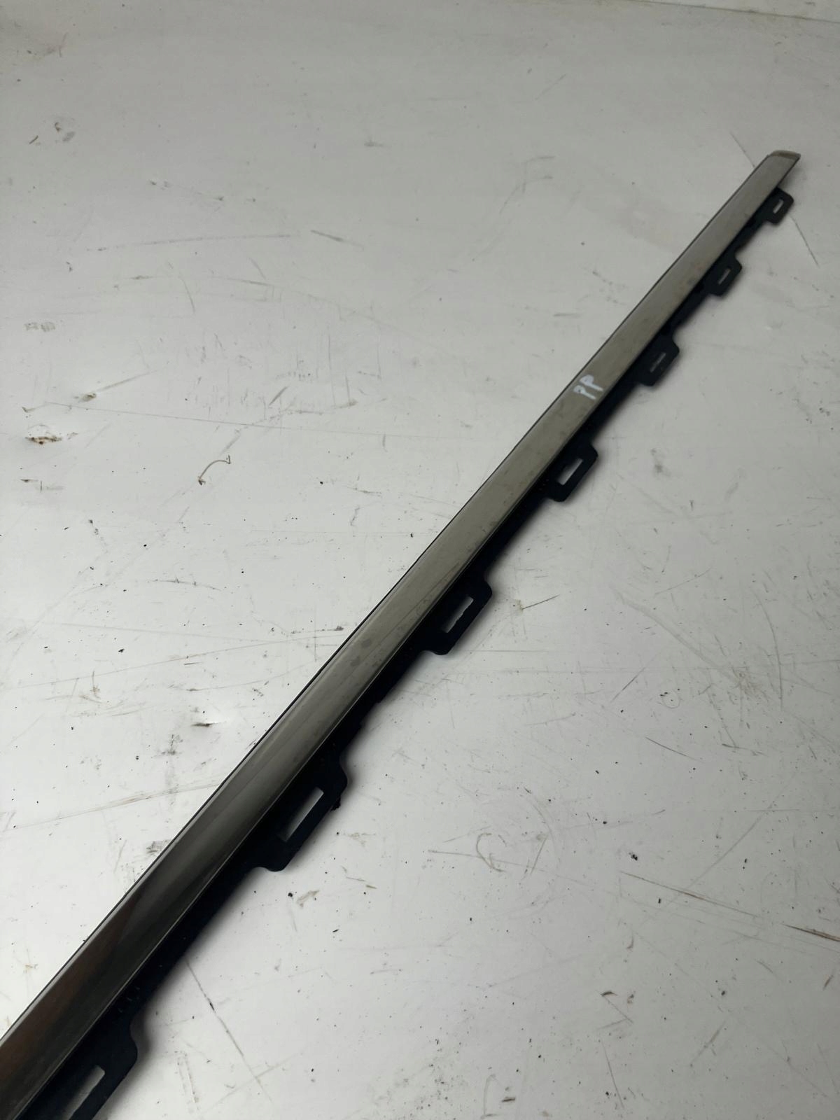 moulding dust door right front PEUGEOT 208 and 5D CHROM