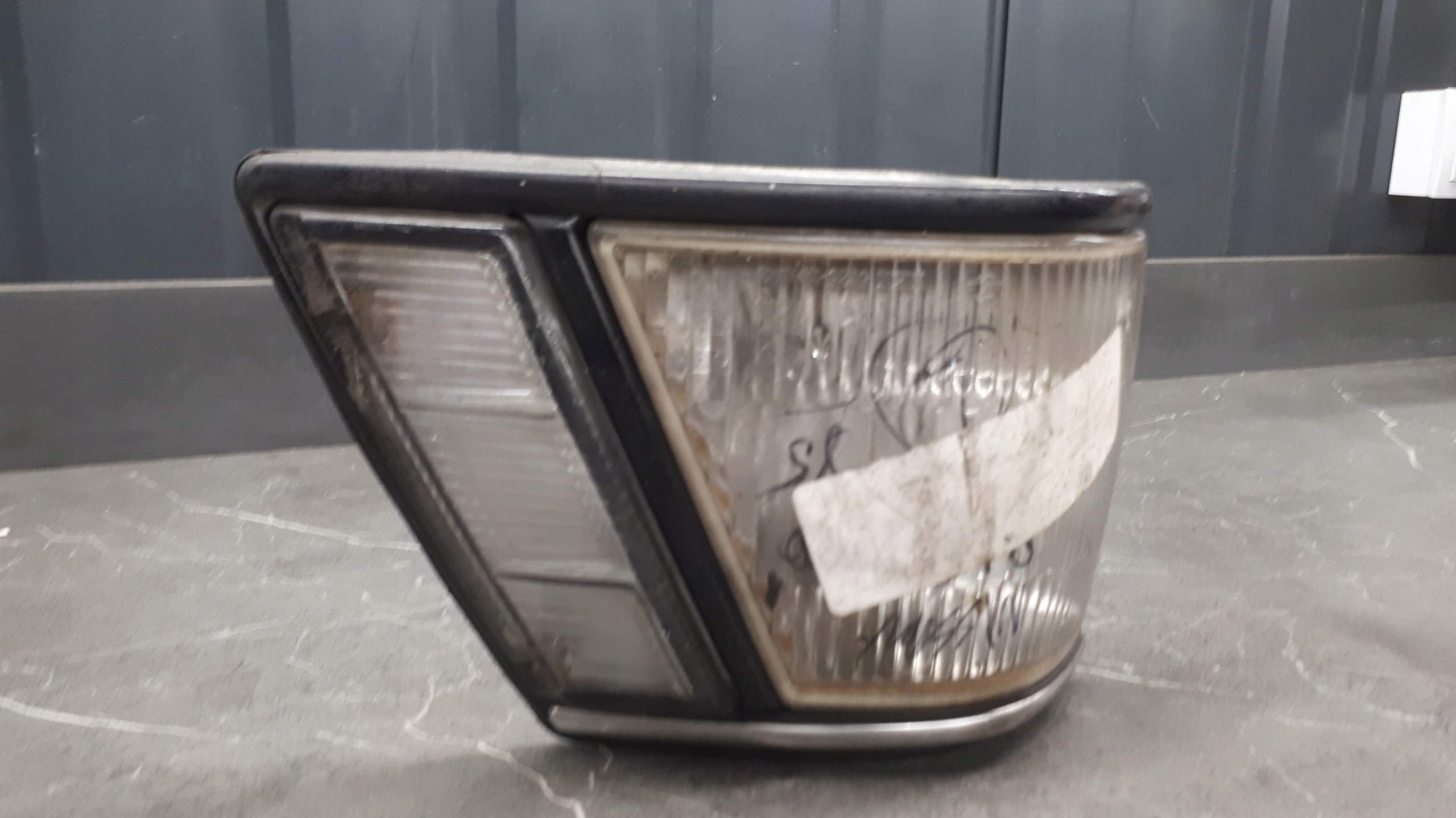 поворотник nissan Bluebird 85r