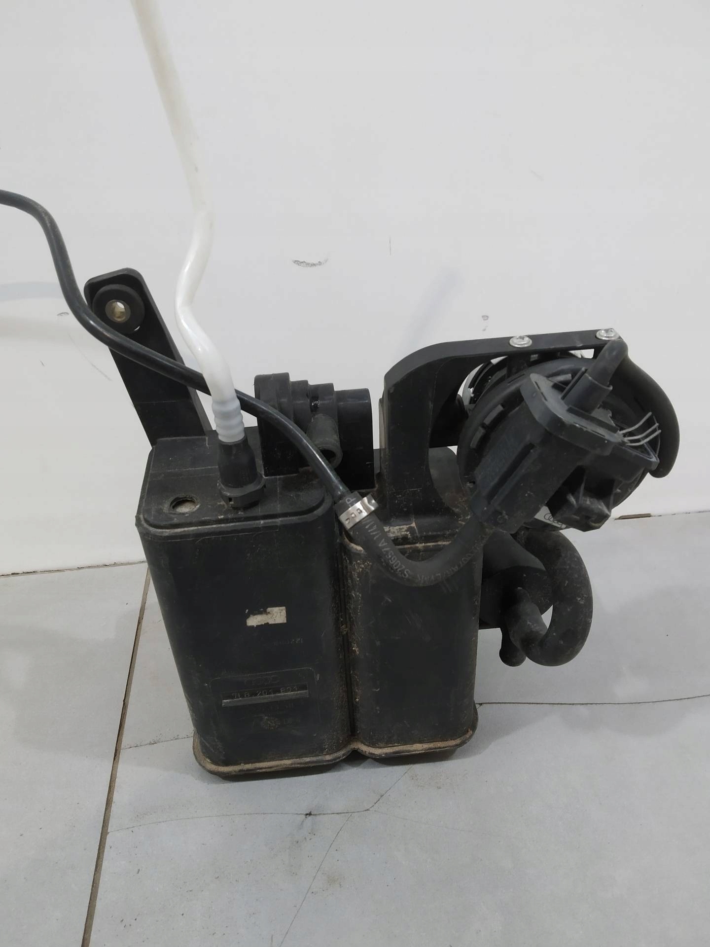 Gehäuse filter des Kraftstoffsbehälters Kohlenstofffilter 7L8201801 Aaudi A8 II (2002-2010) D3