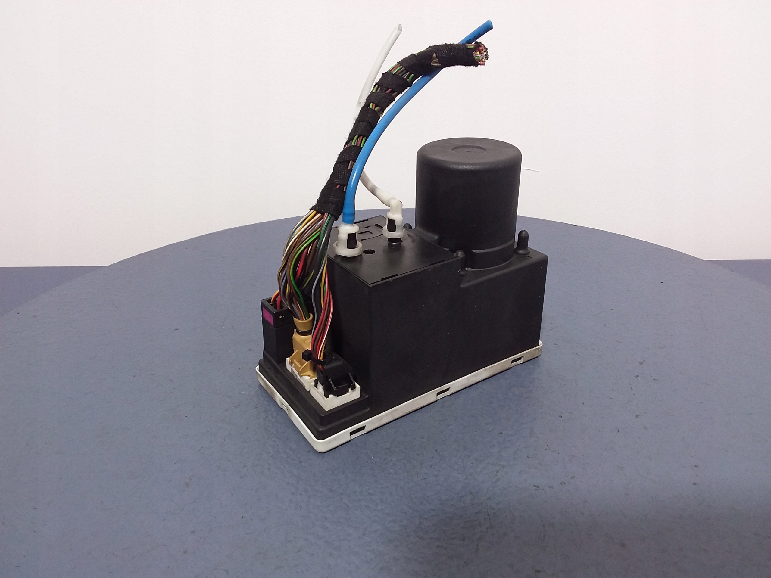 AUDI A3 8L POMPKA CENTRALNEGO ZAMKA 8L0862257