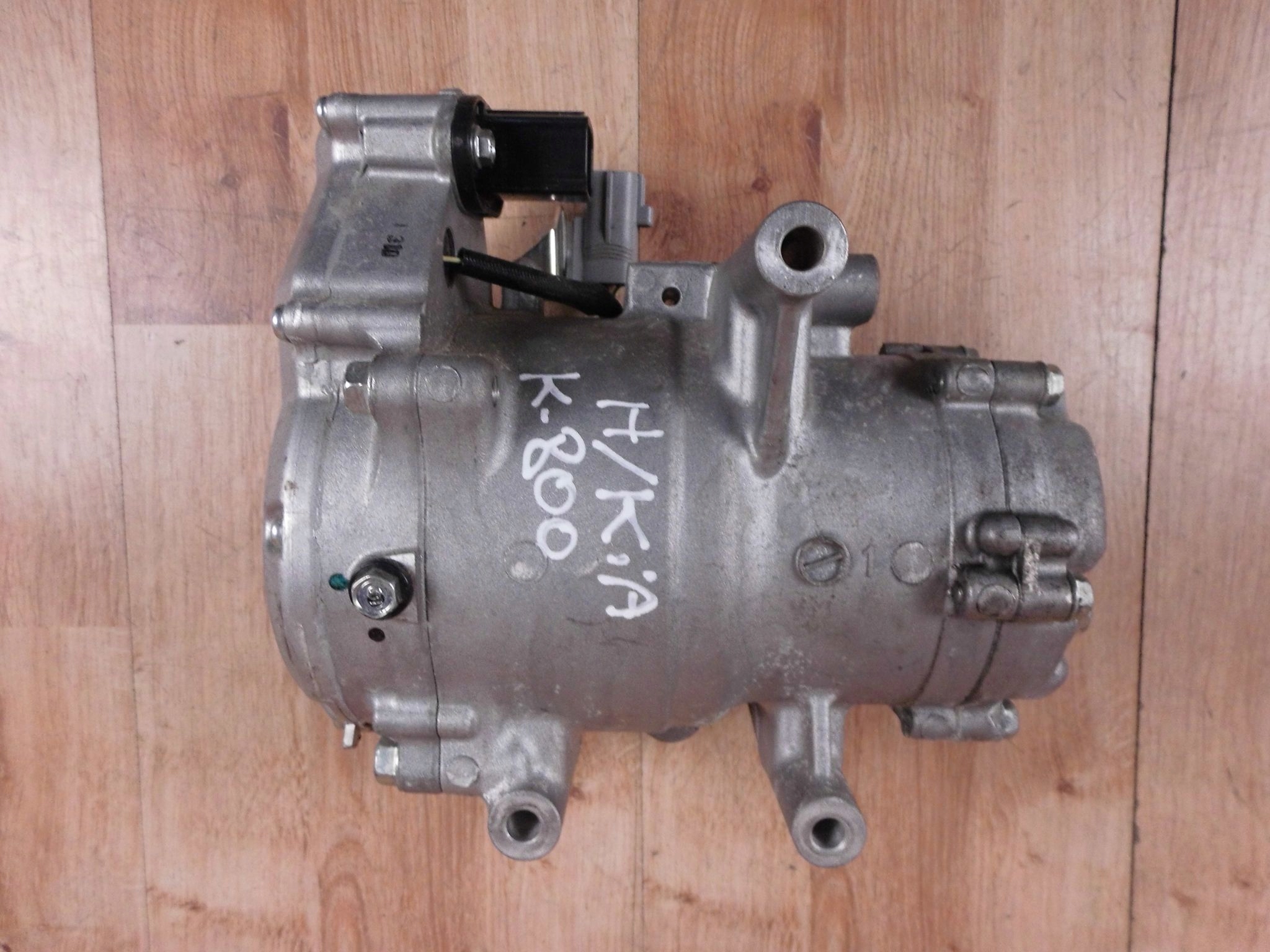 Mitsubishi Outlander III 2.0 2.4 PHEV compressor; of the air conditioning compressor