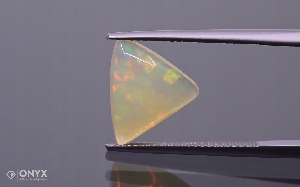 Opál z Etiopie kabošon trojúhelník 14,5x11,5 mm