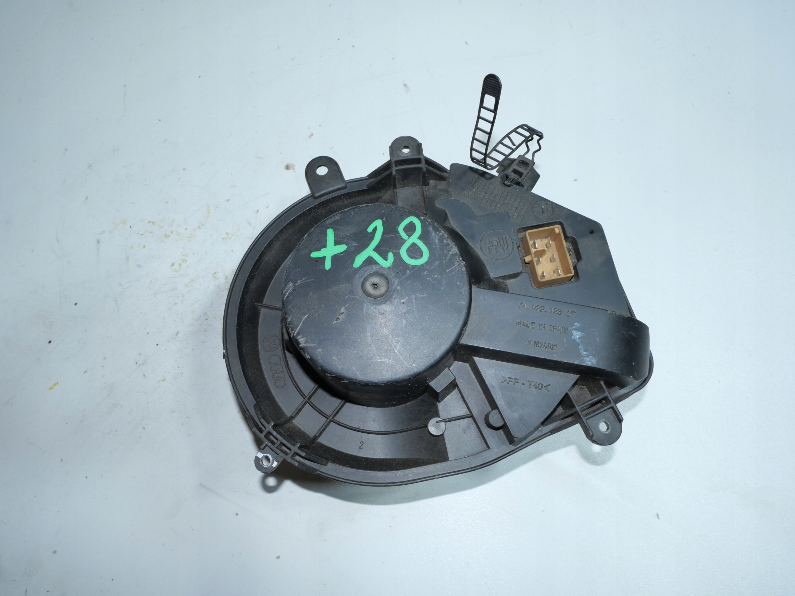 VW PASSAT B5 fan of the heating heating 8D1820021