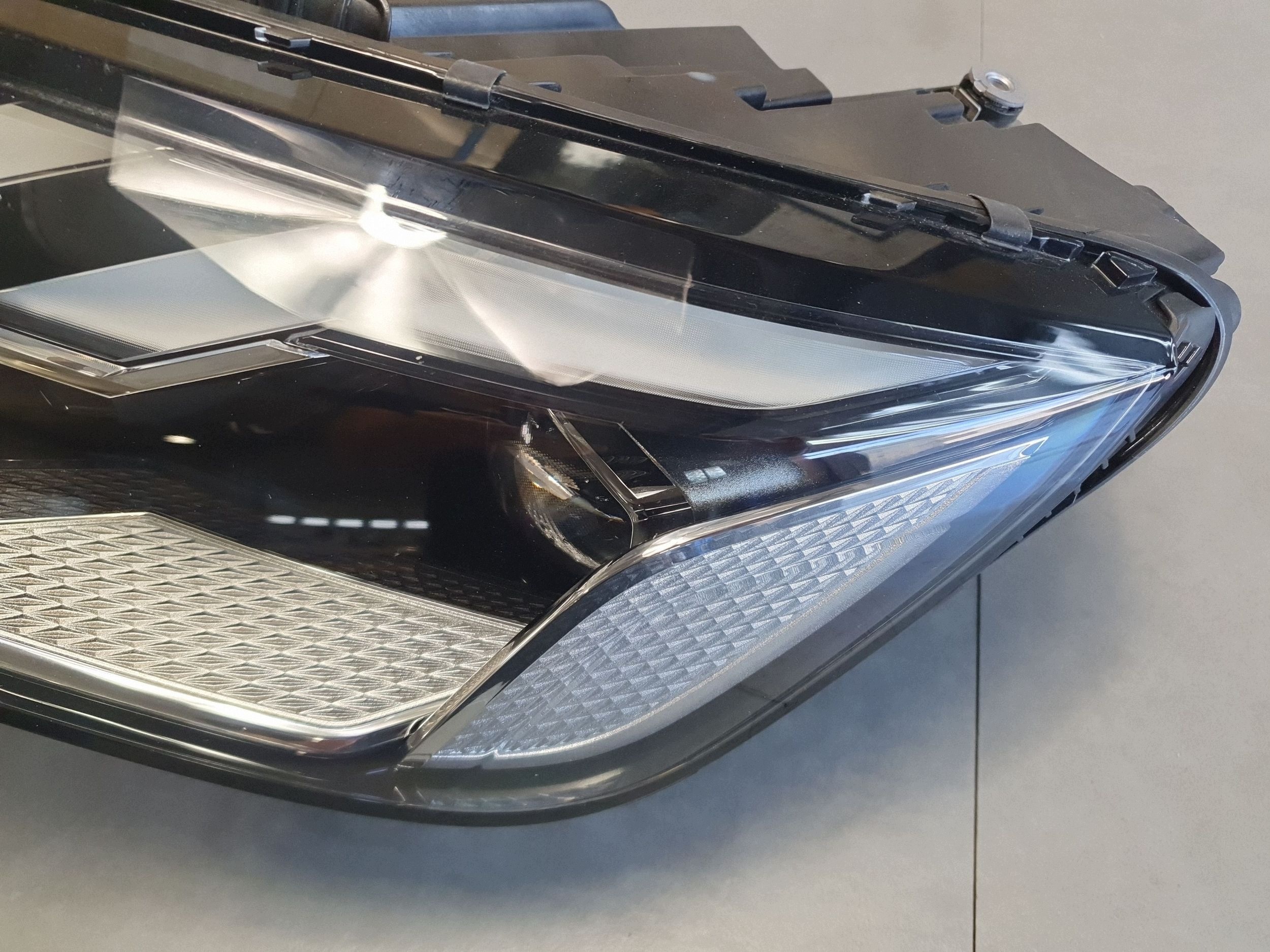 Audi A4 S4 B9 8W Reflektor light left front Matrix-Beam 8W0941035E kompletn