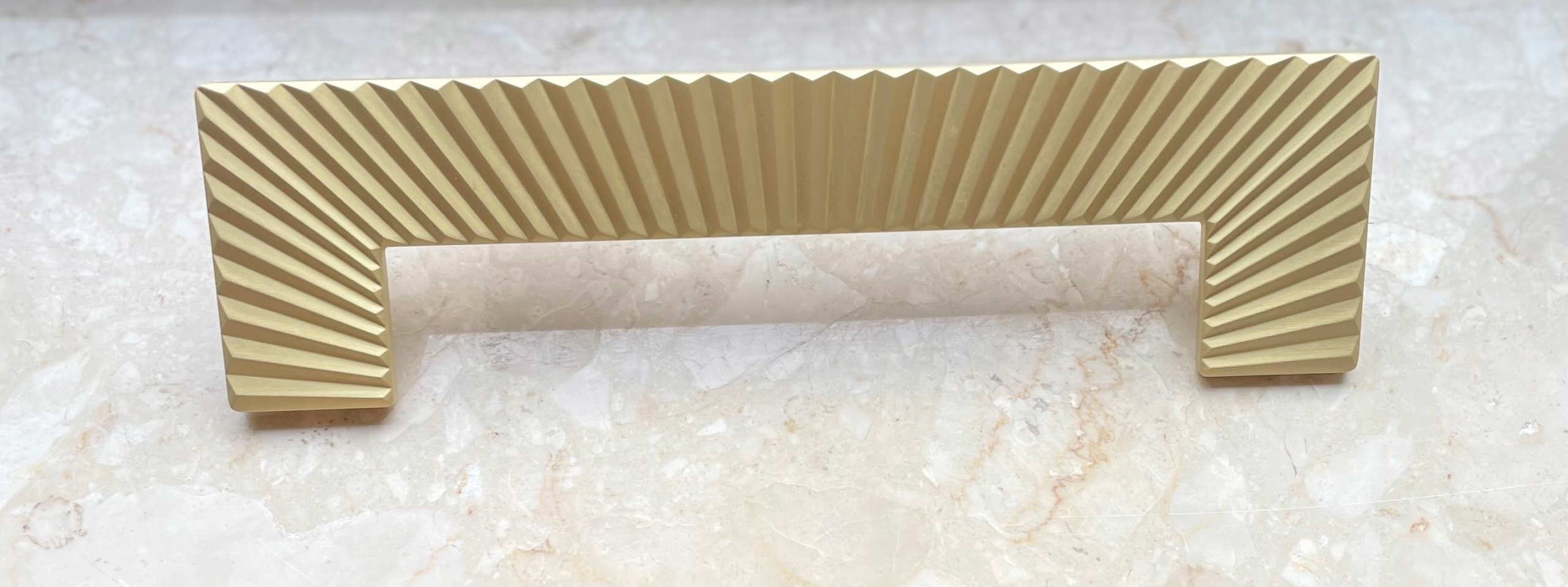 

Uchwyt meblowy Rd złoty mat prostokątny Ryflowany