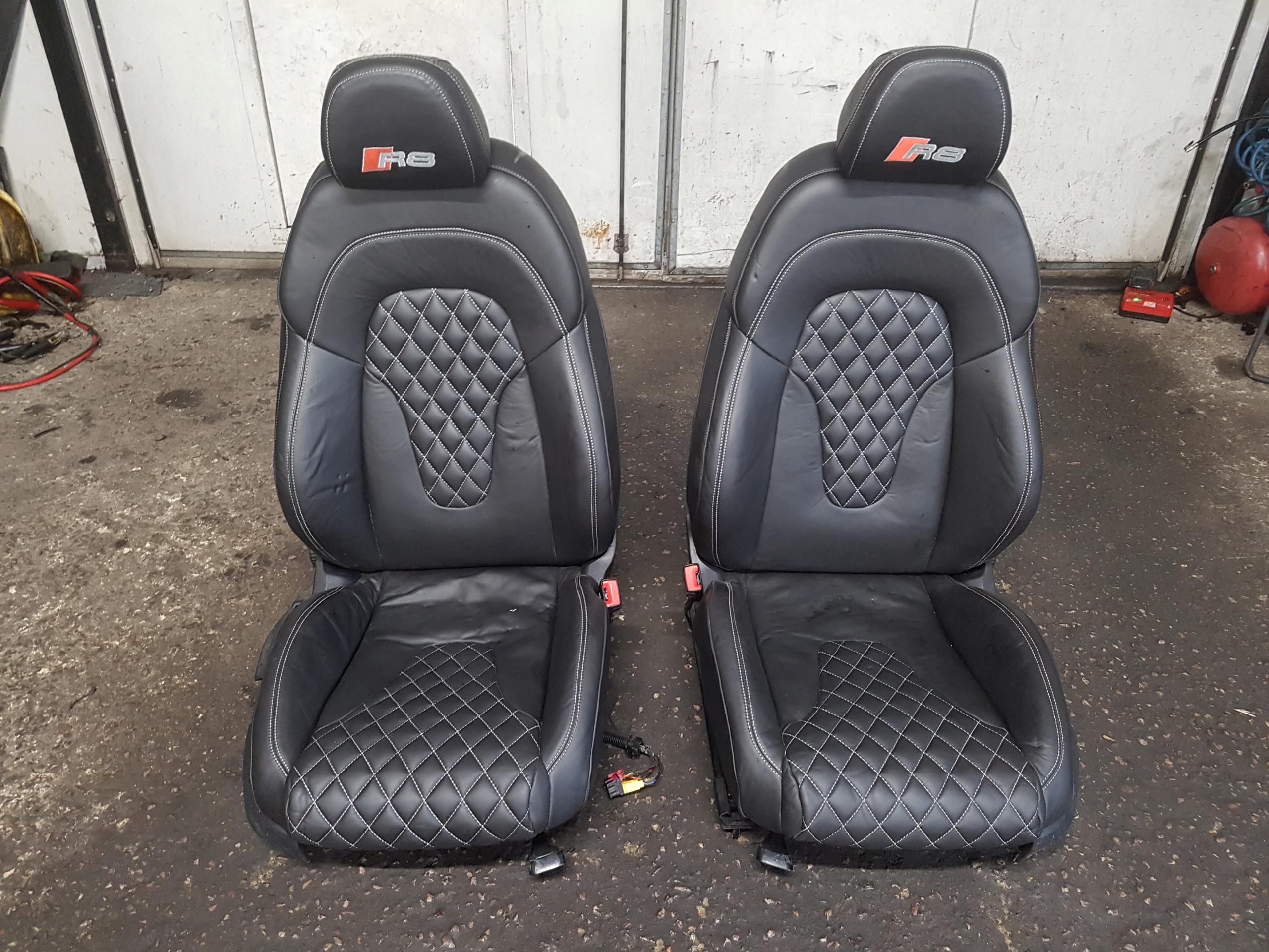 AUDI R8 420 2008r СИДЕНЬЯ SKORZANE КОМПЛЕКТ