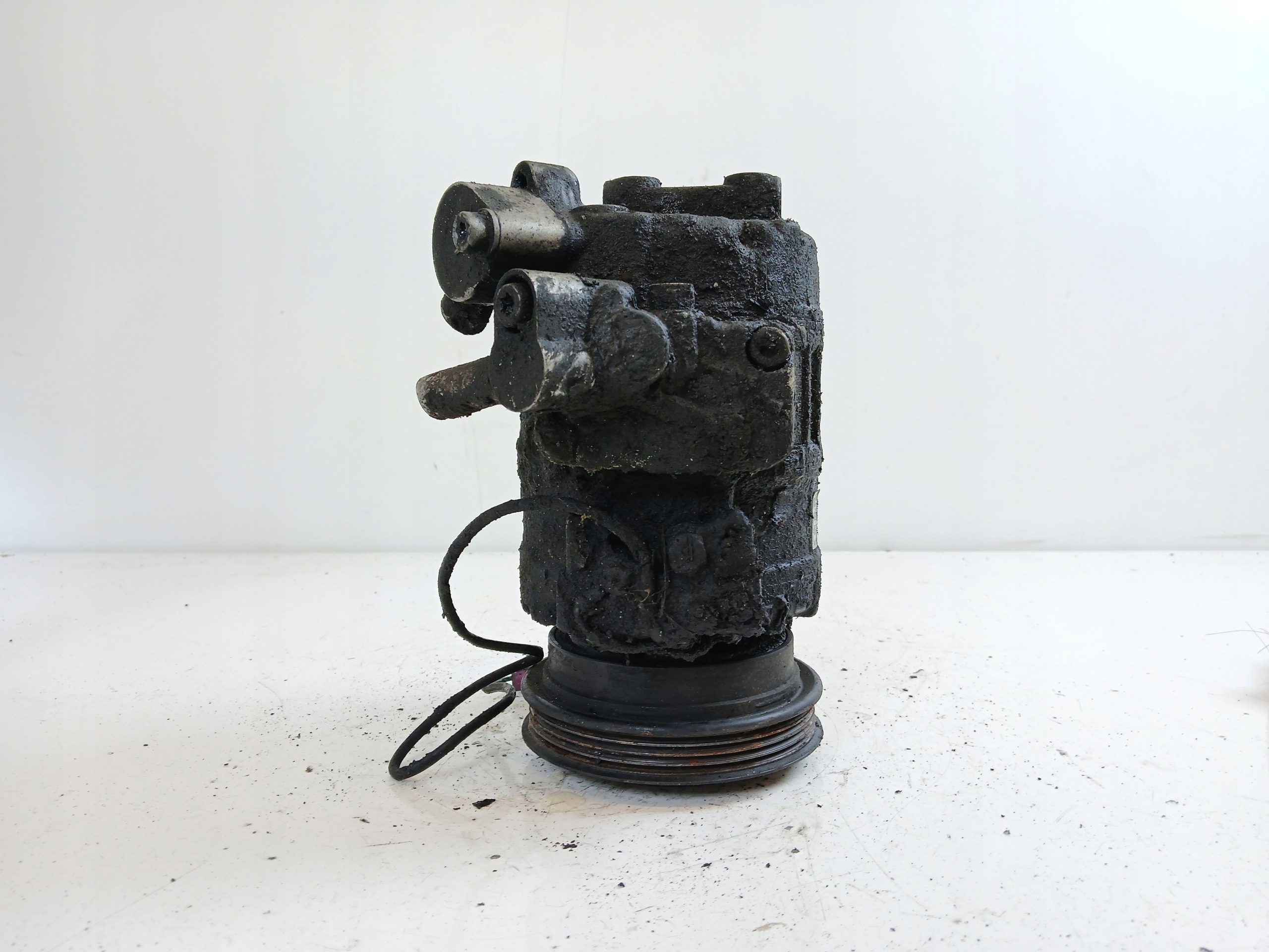 AUDI A4 B5 compressor; compressor of the air conditioning 8D0260808