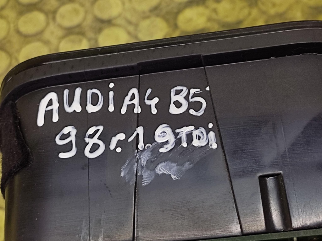 AUDI A4 B5 1.9 TDI kombiinstrument 8D0919880M