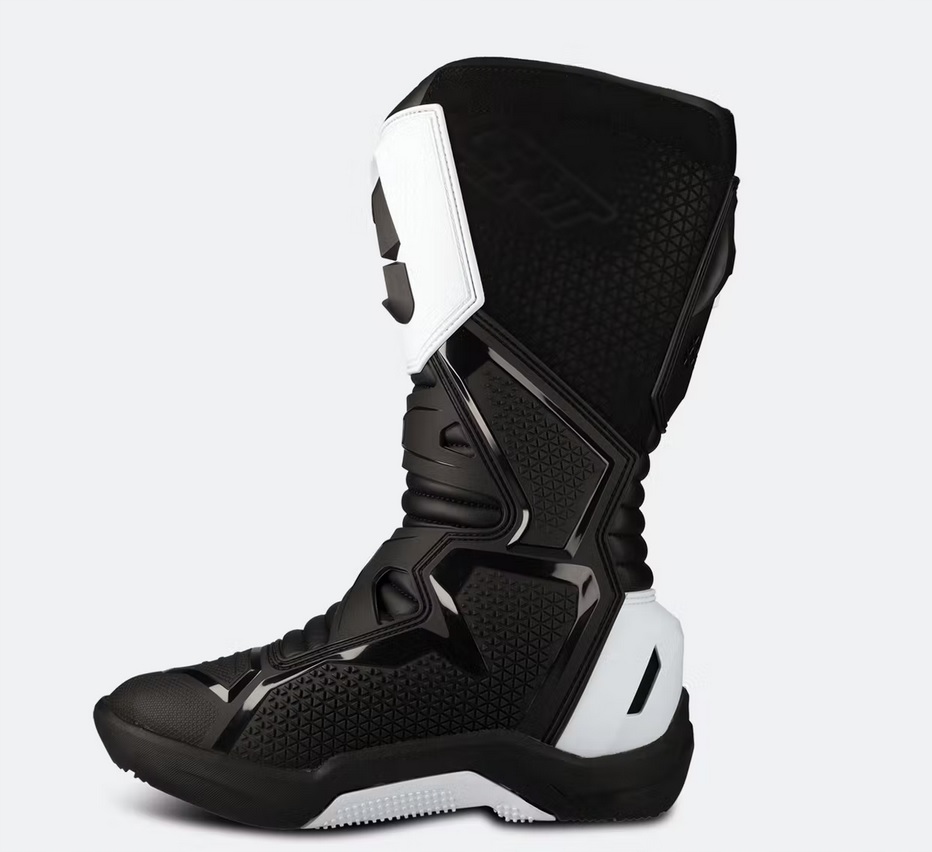 BUTY 3.5 WHITE KOLOR CZARNY/BIAŁY Model CROSS 3.5