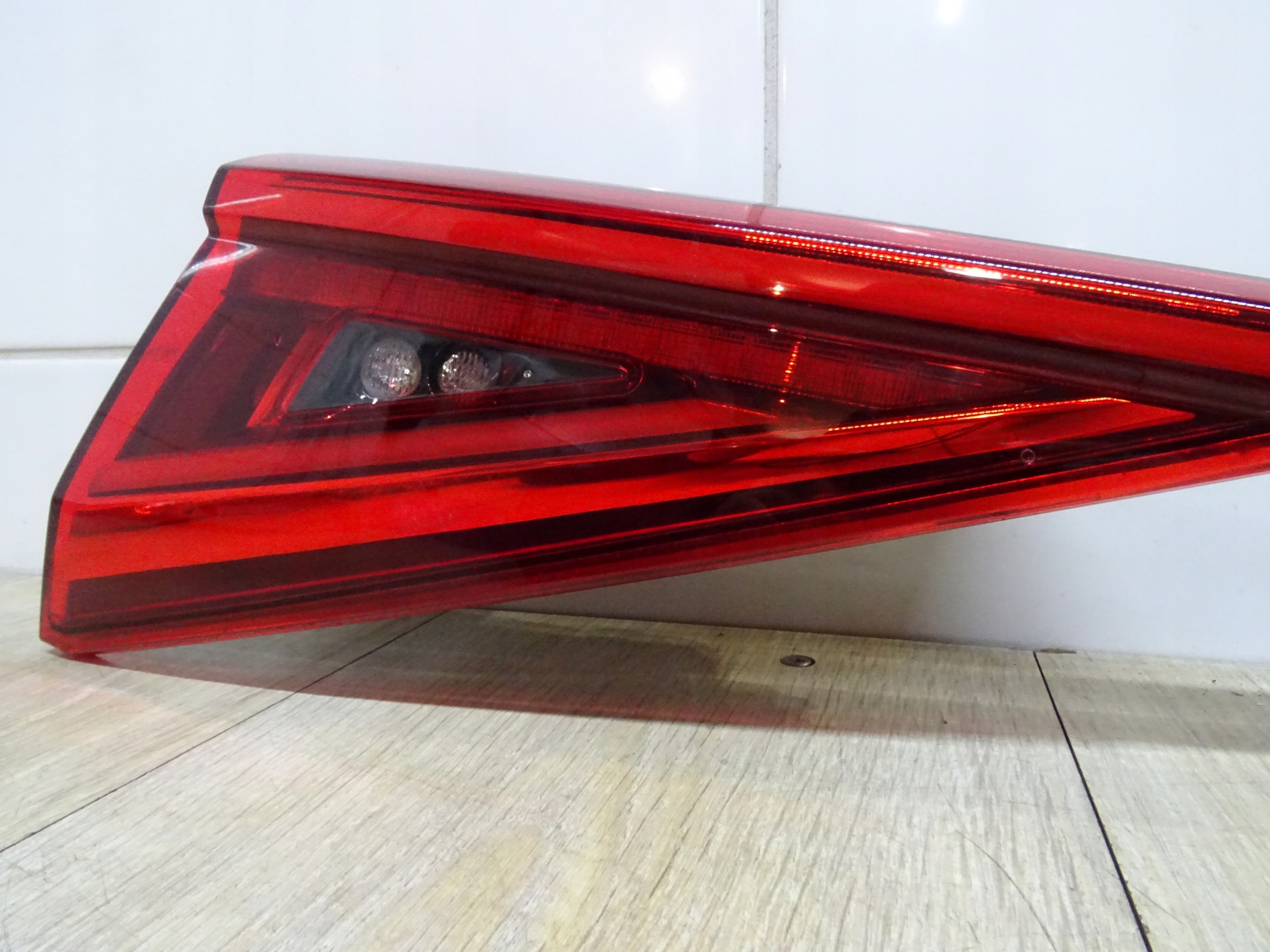 LAMPA LEWA TYŁ KLAPY SEAT TARRACO LIFT 5FJ945095 Producent części SEAT OE