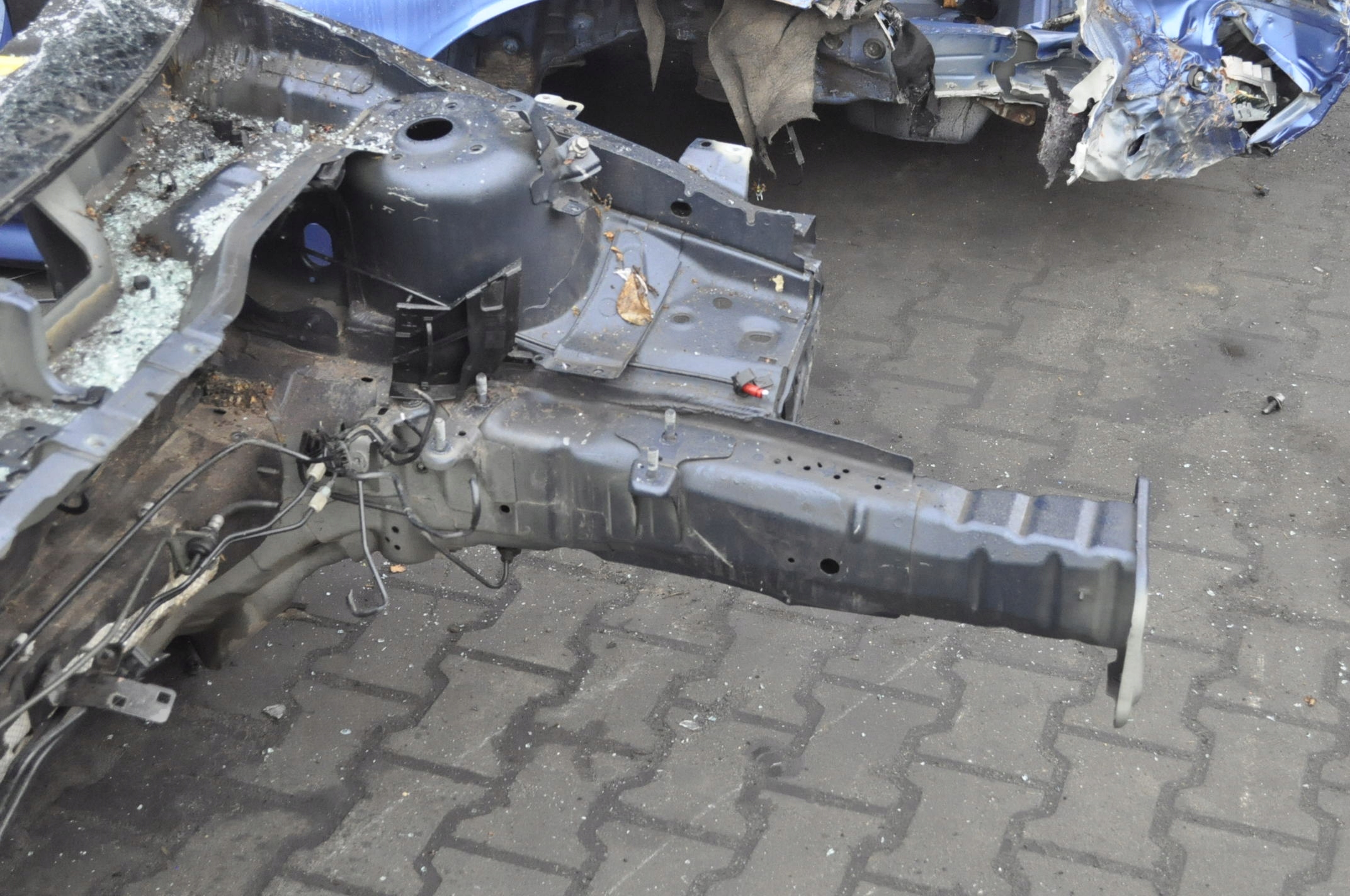 V40 II ĆWIARTKA PODŁUŻNICA LEWY PRZÓD + SŁUPEK A Producent części Volvo OE