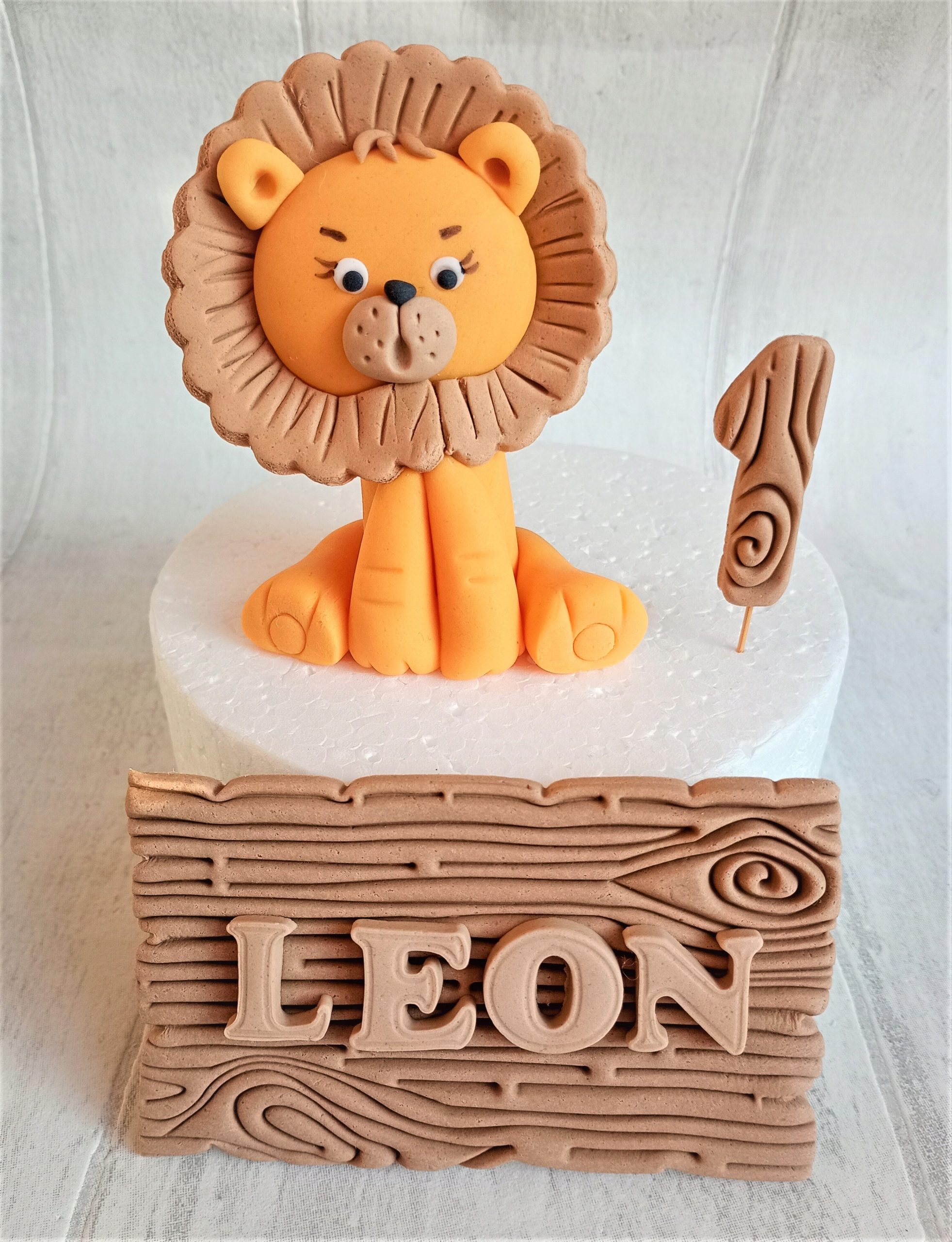 Levně Safari Lev prkénko s jménem a číslice figurky z cukrové hmoty na dort