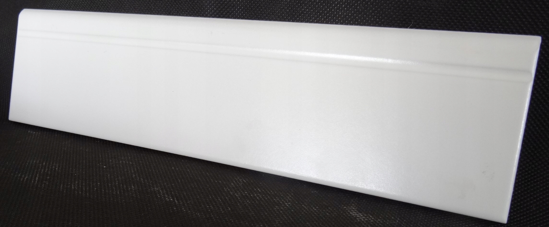 BIAŁY COKÓŁ OD RĘKI RODAPIE LISTWA PRZYPODŁOGOWA WHITE SATYNA BLANCO BIZ