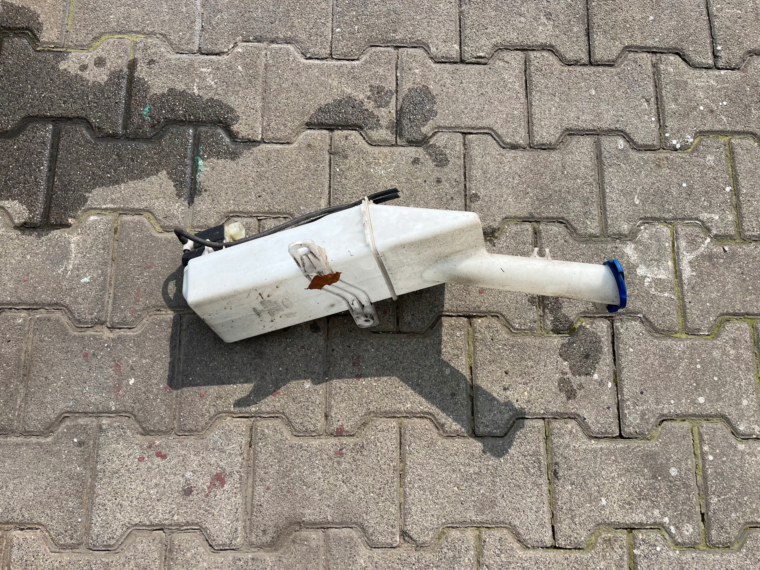 Hyundai IX 20 washer fluid tank