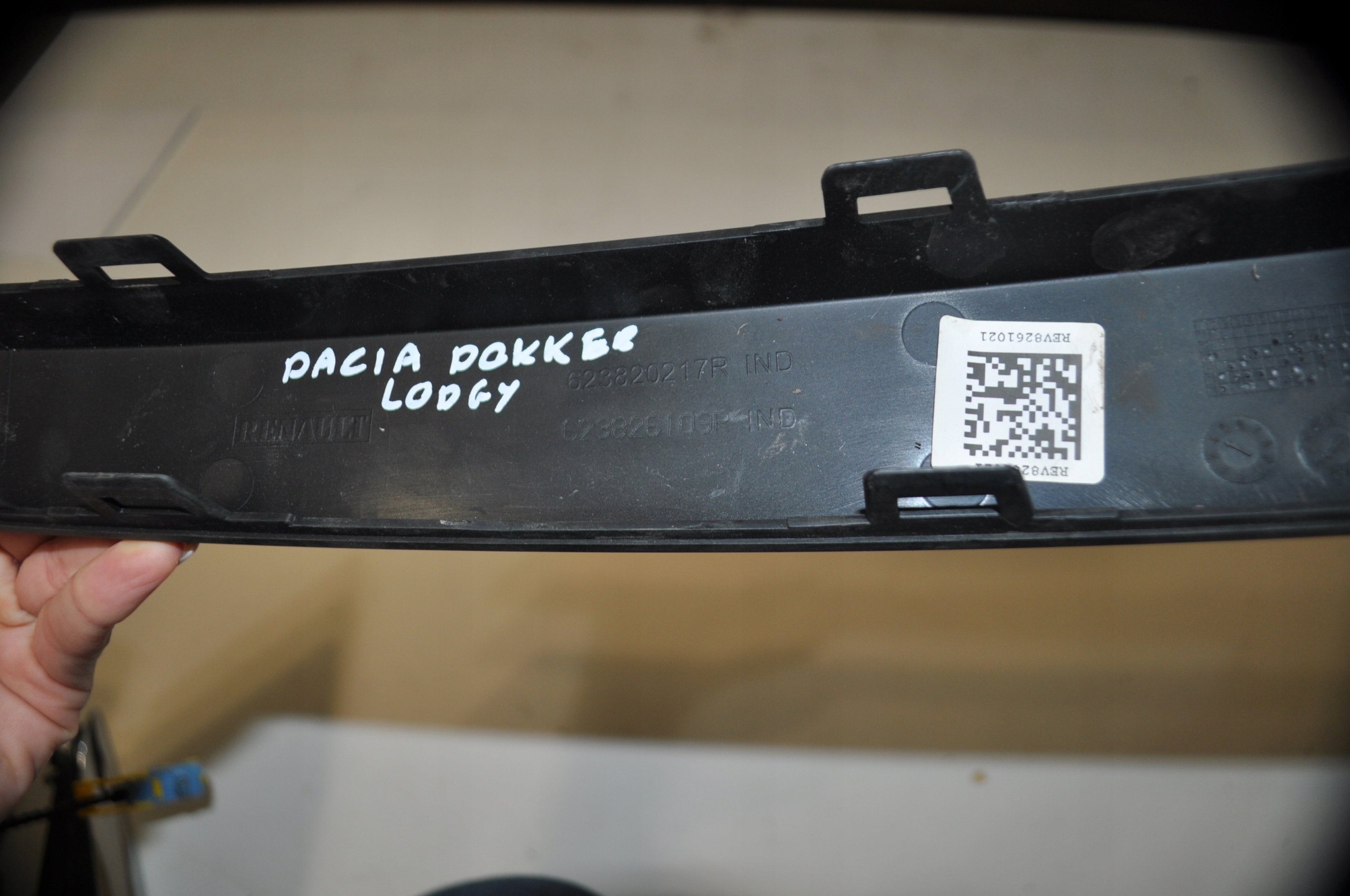 молдинг на решетка радиатора Dacia DOKKER LODGY