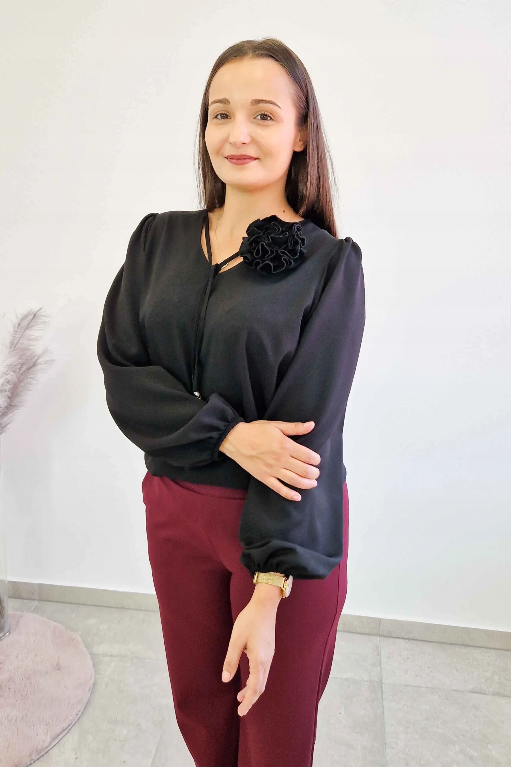 Elegantní dámská halenka s připínací růží, černá, velikost 42