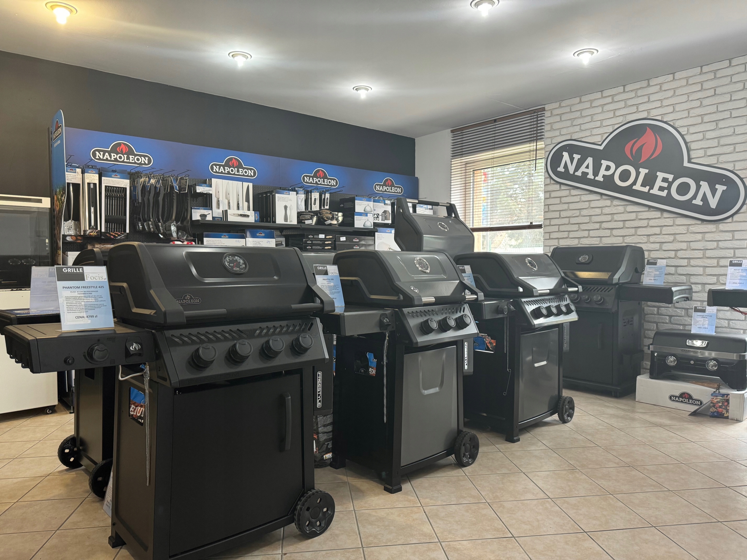 GRILL GAZOWY NAPOLEON PHANTOM PRESTIGE 500 RSIB CZARNY KUCHENKA PODCZERWIEŃ Moc 25 kW