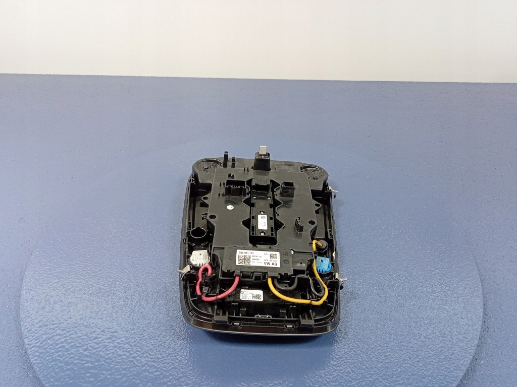 Bentley BENTAYGA 36A лампочка панель Обшивка потолка перед 36A947135M