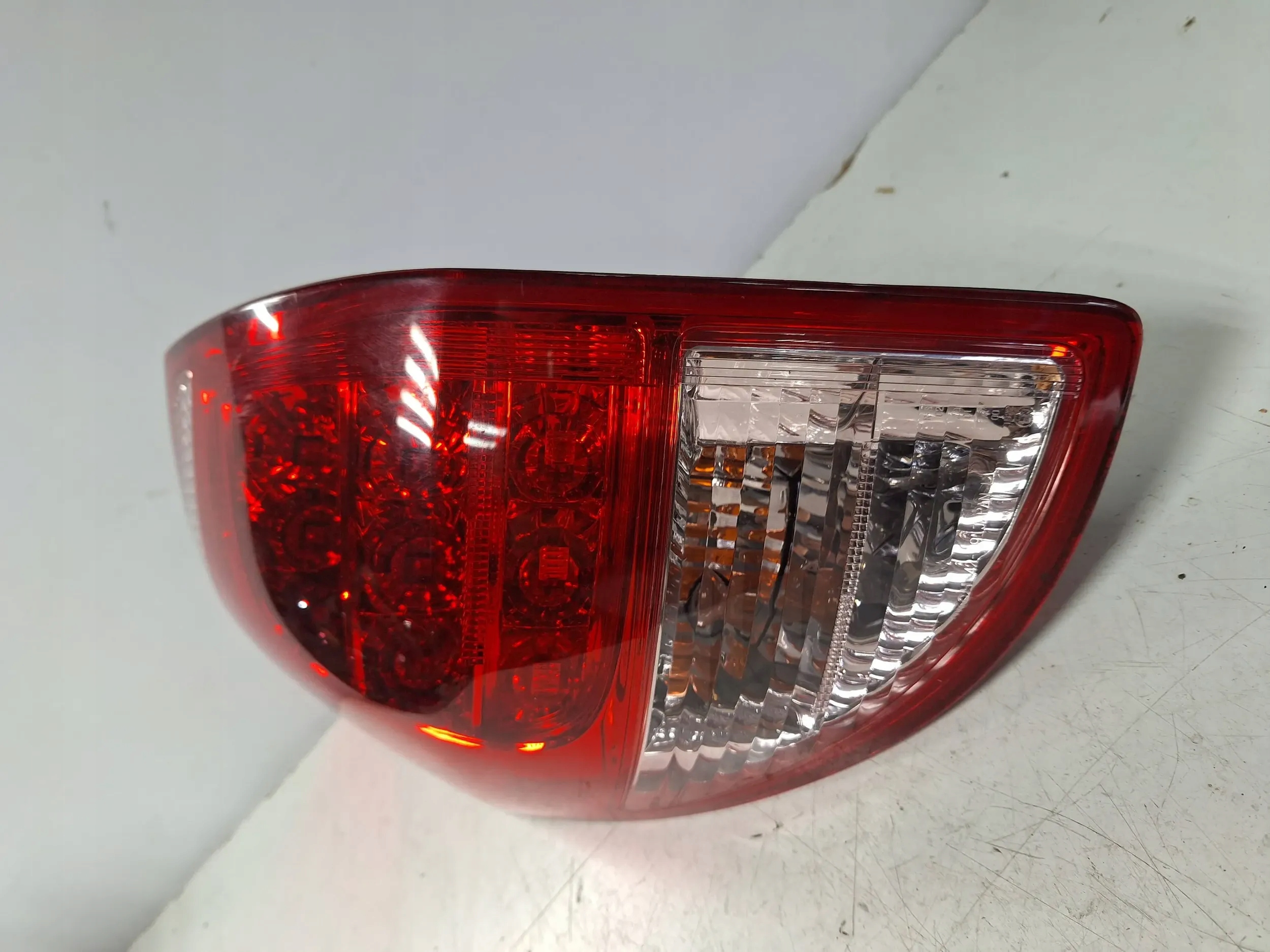 LICHT HECK LINKS TOYOTA RAV4 III 06-09
