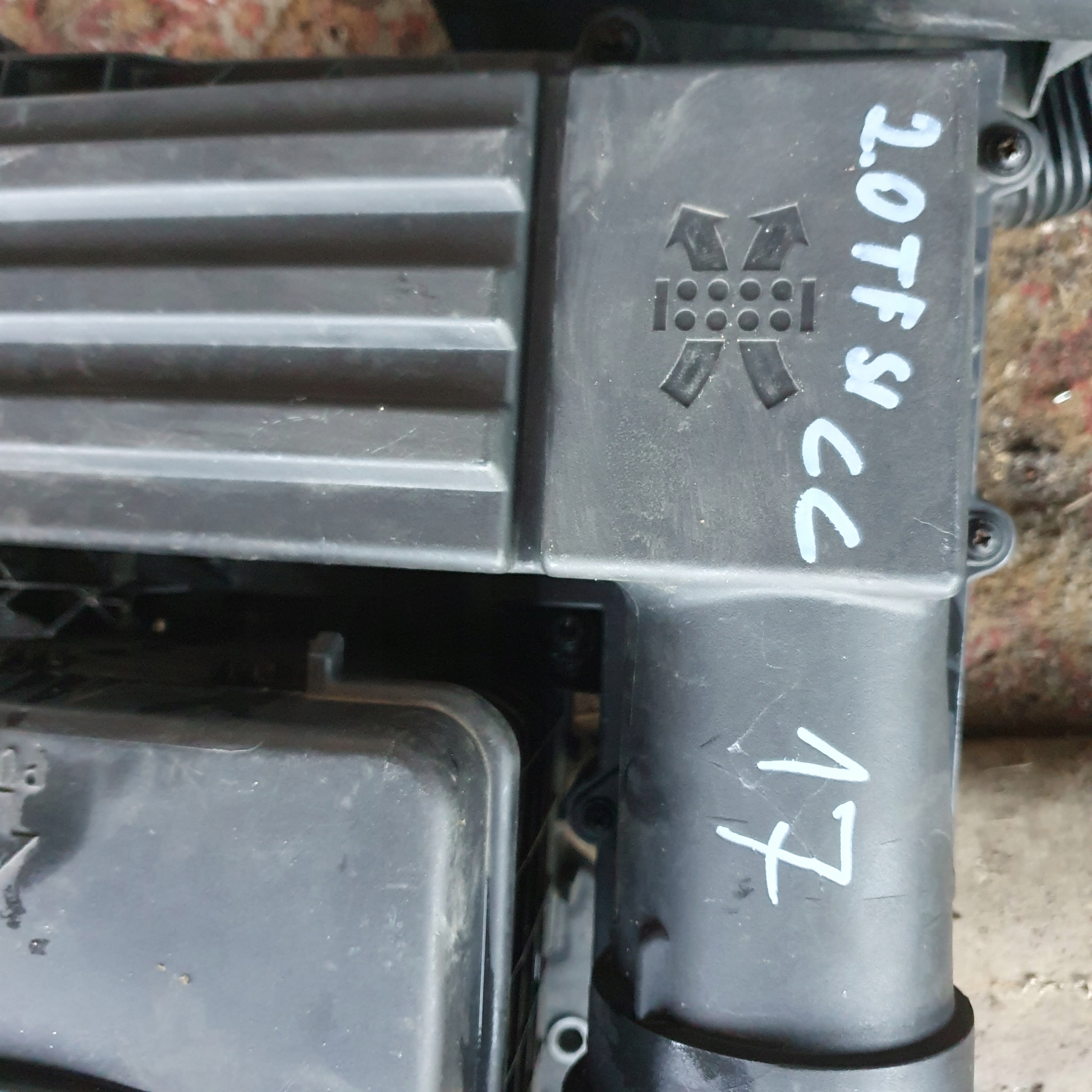 корпус салонного фильтра vw Passat CC 2.0 TFSI