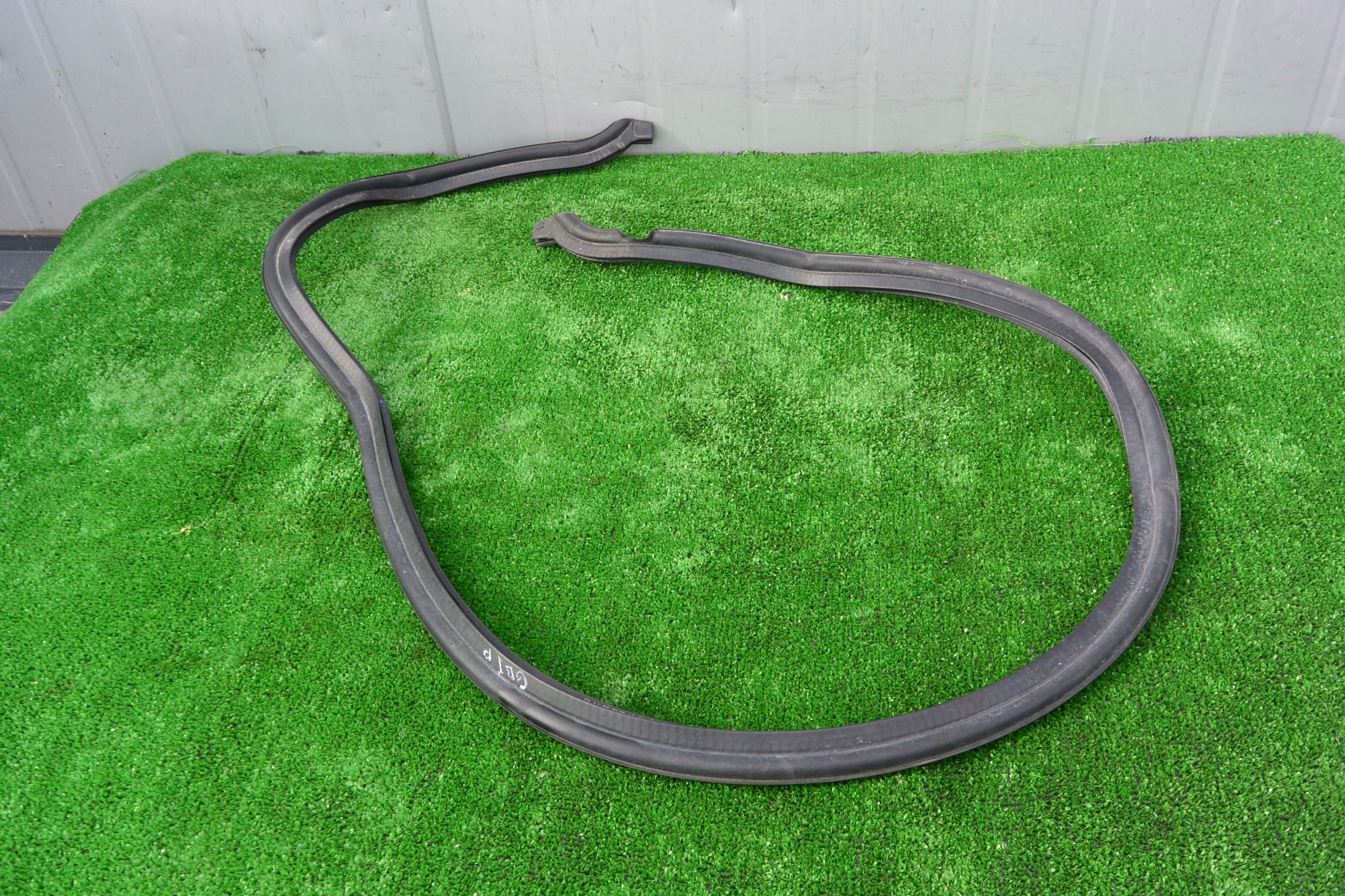 USZCZELKA MASKI PRZOD ORYGINAL MASERATI GHIBLI III