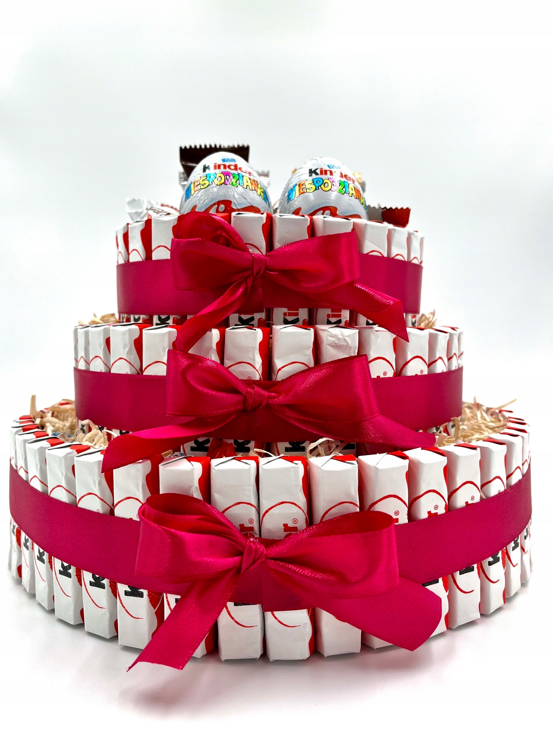 Levně Velký dort ze sladkostí Kinder 3-patrový na Den žen pro dítě