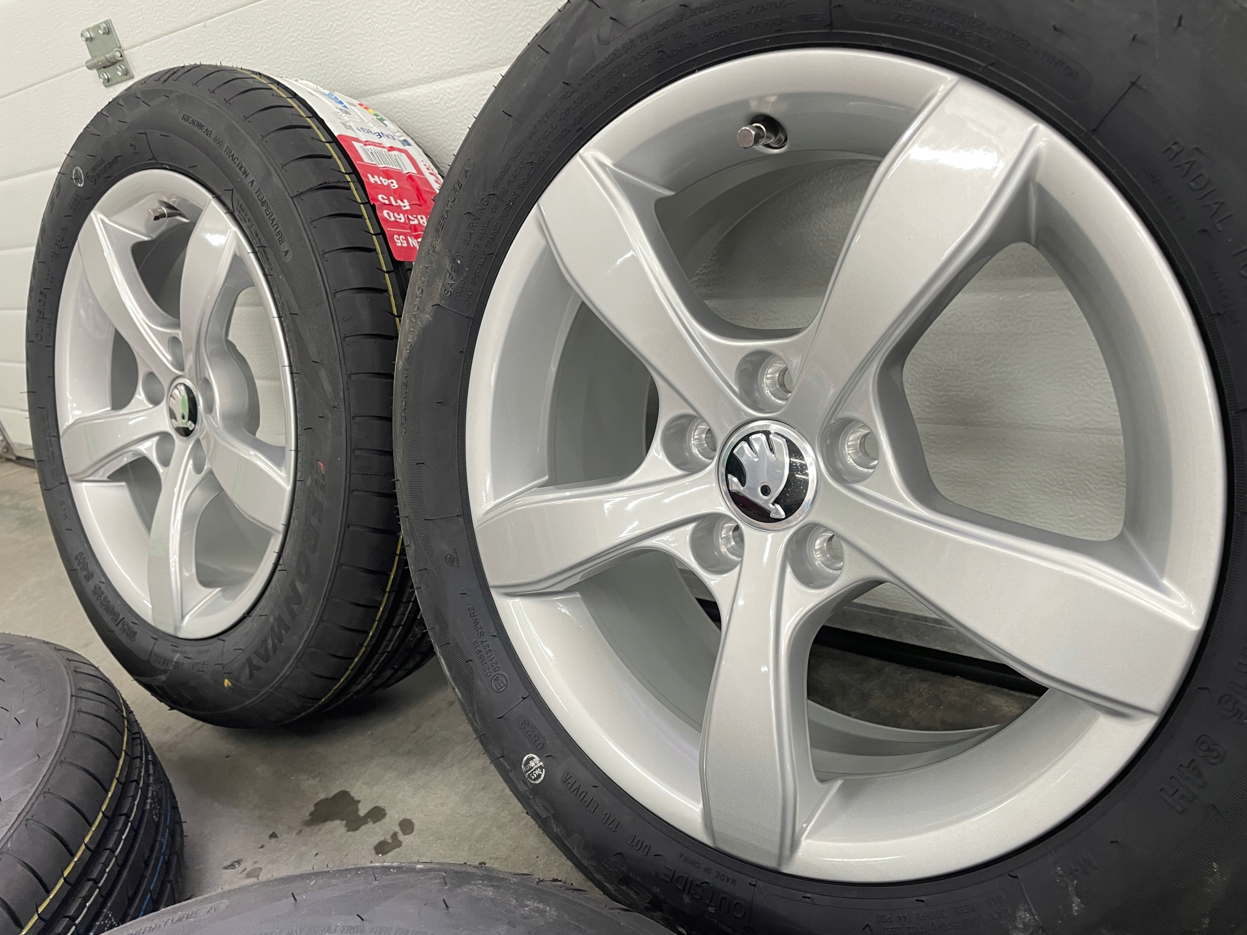 SKODA FABIA KOŁA LETNIE 185/60R15 ORYGINALNE NOWE Rodzaj opon Letnie