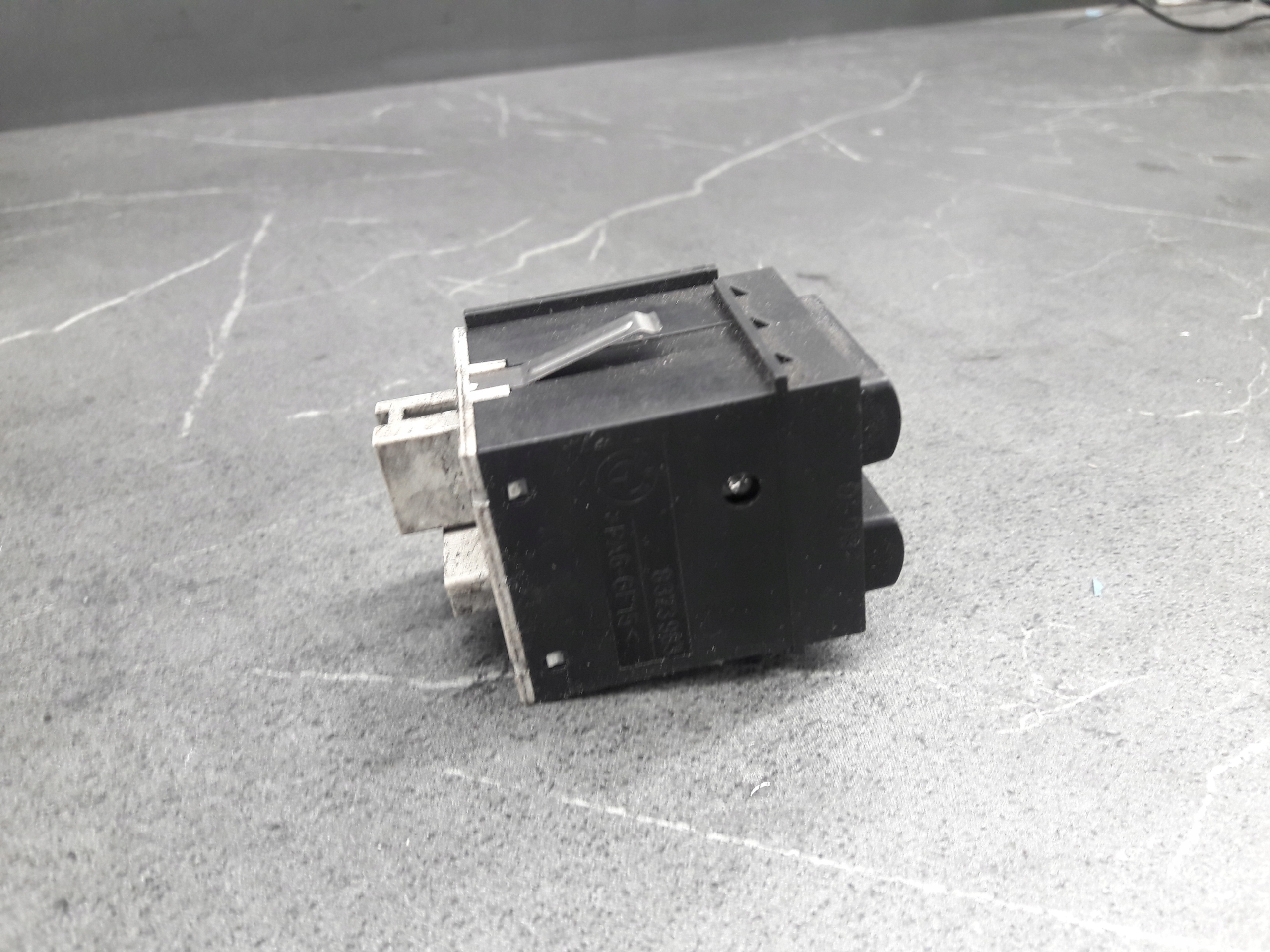 8373983 przelacznik OGRZEWANIA SZYBY BMW 3 E46 Producent części BMW OE