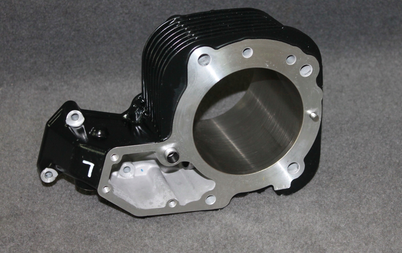 7710395 - BMW K21 K33 R NINE T K25 R1200GS K26 цилиндр левый