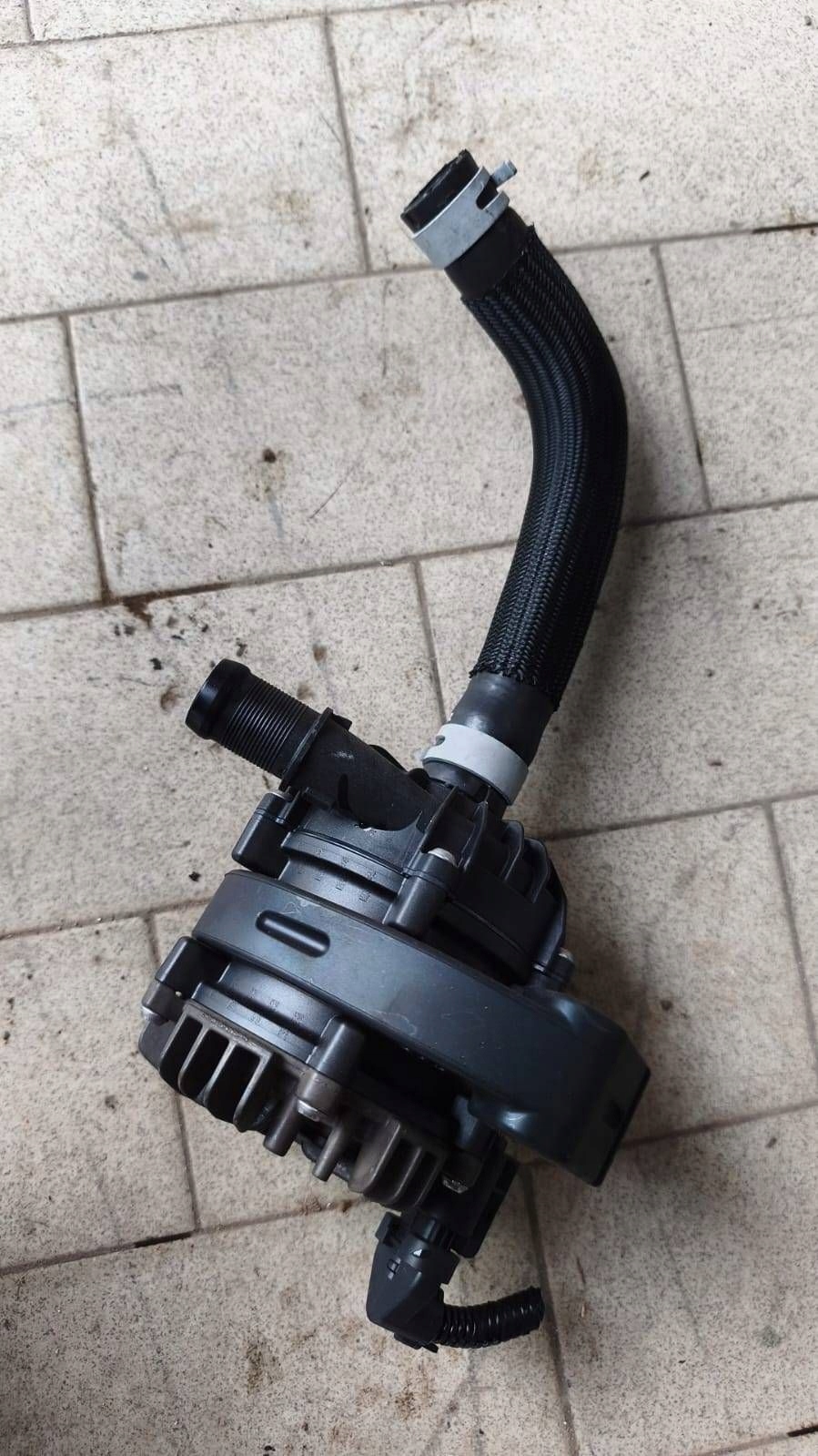 dodatna vodena pumpa Renault 4 E-TECH 210100165R