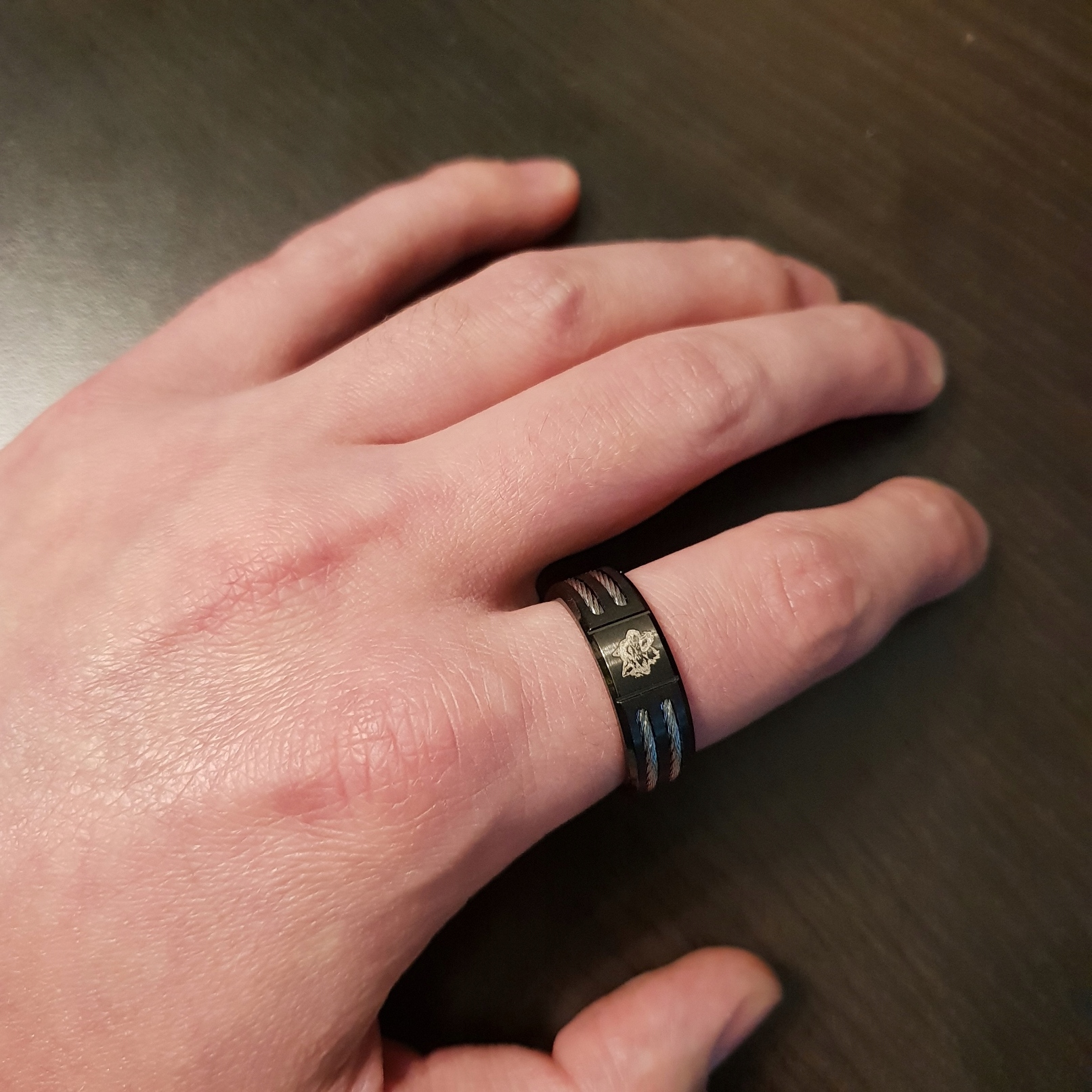 CZARNA OBRĄCZKA SYGNET PIERŚCIEŃ PIERŚCIONEK WILK R20 Kolor dominujący czarny