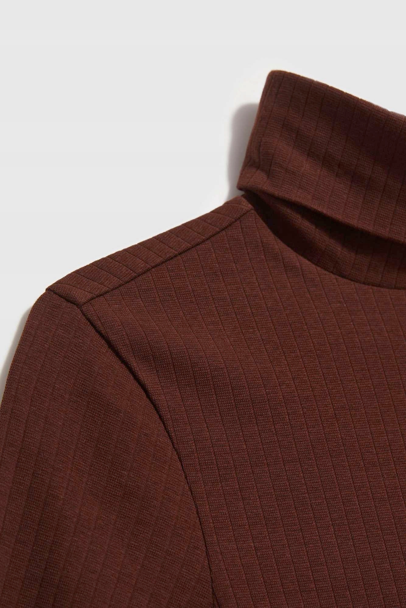 Prążkowana bluzka z golfem XL od MOODO Fason dopasowany