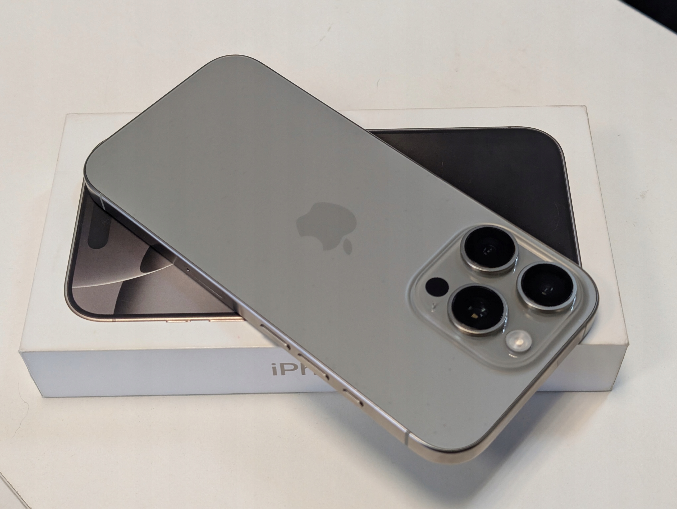 Smartfon Apple iPhone 16 Pro 8 GB / 512 GB 5G szary - Sklep