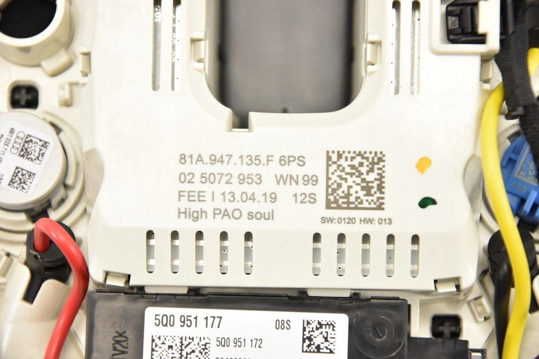 Audi Q2 лампочка Обшивка потолка 81A947135F